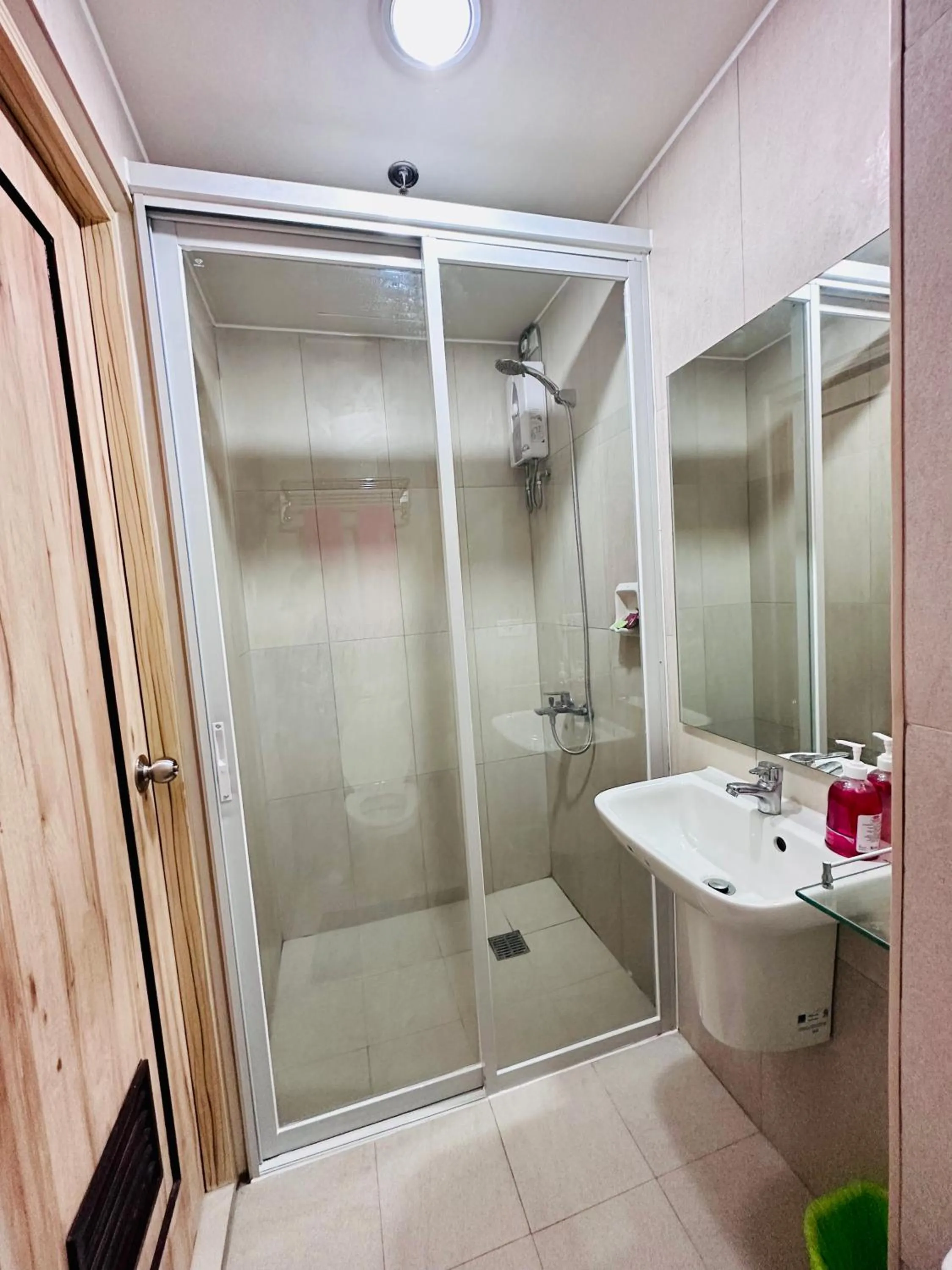 Lengs Place 2 - Studio with Balcony at Inspiria Condo, Beside Abreeza Mall