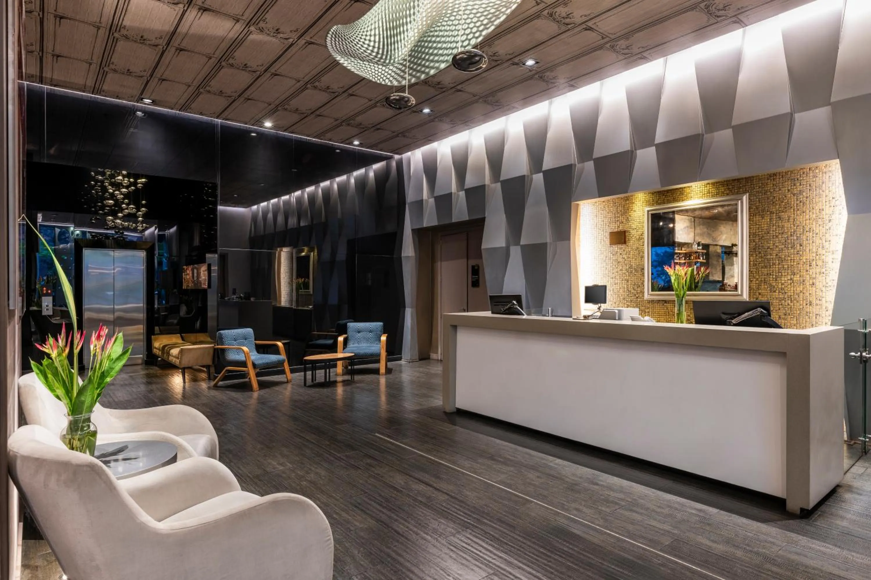 Lobby or reception in Hotel 100 Luxury Suites by Preferred