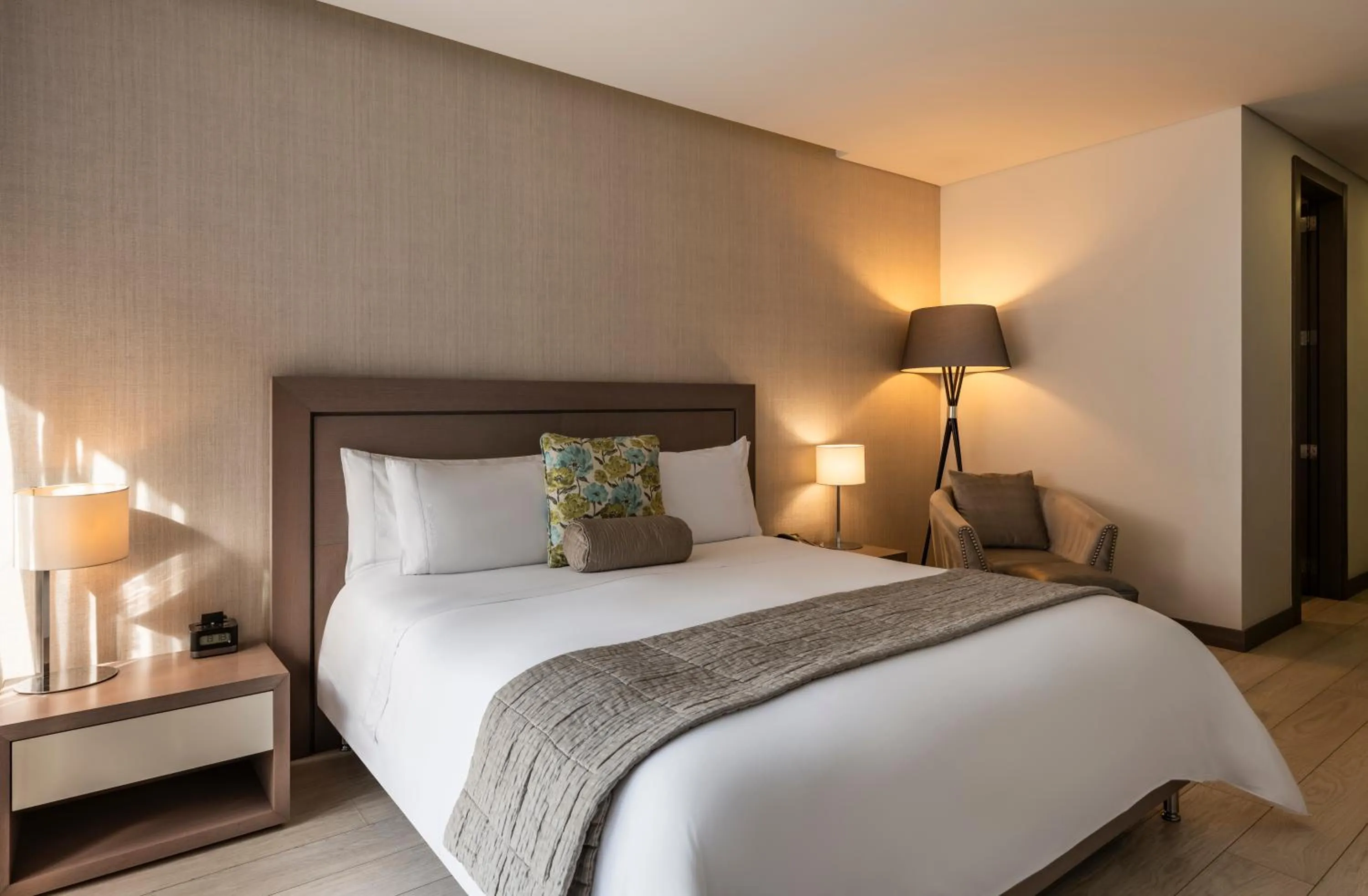 Bedroom, Bed in Hotel 100 Luxury Suites by Preferred