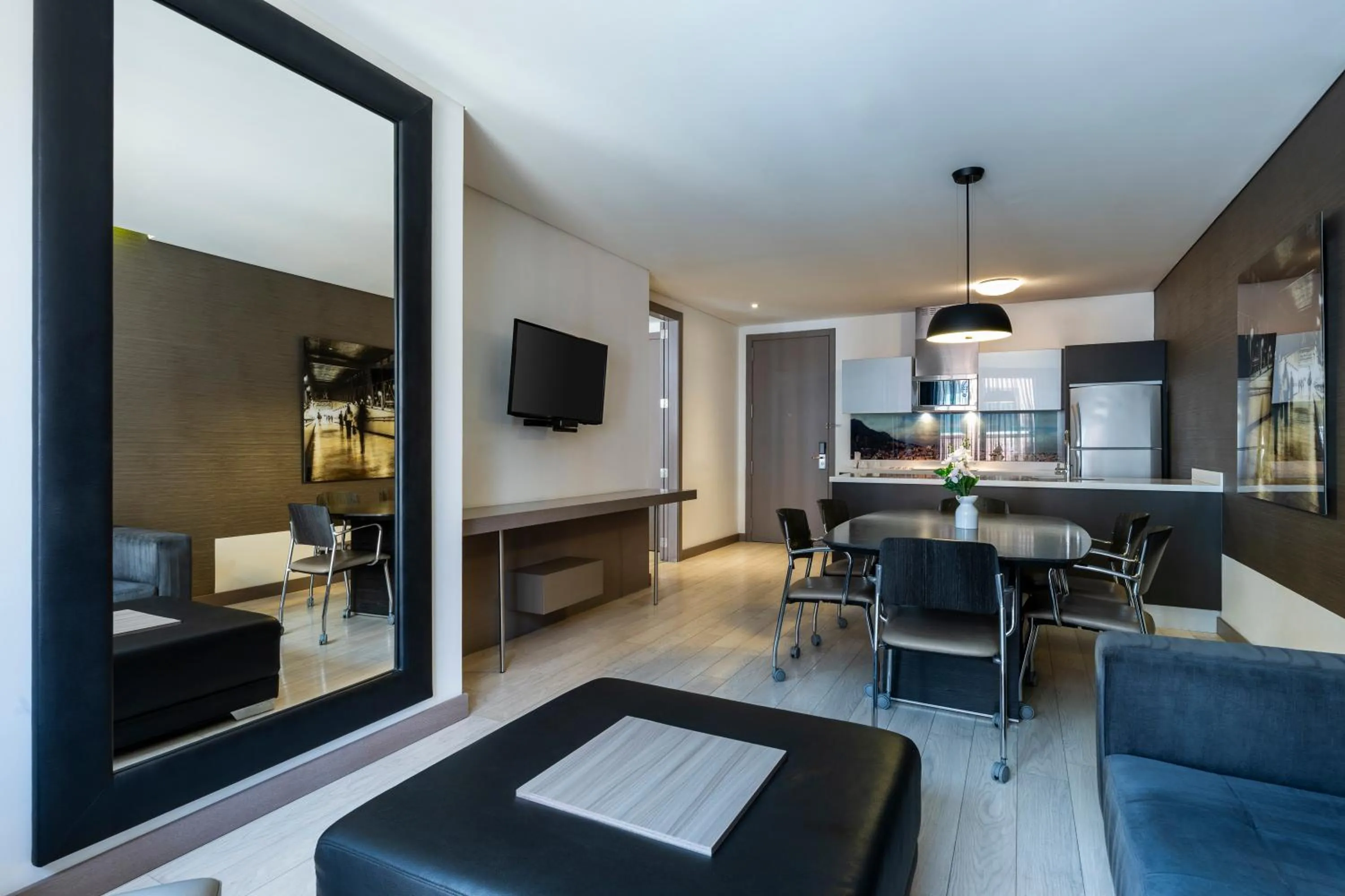 Communal lounge/ TV room in Hotel 100 Luxury Suites by Preferred