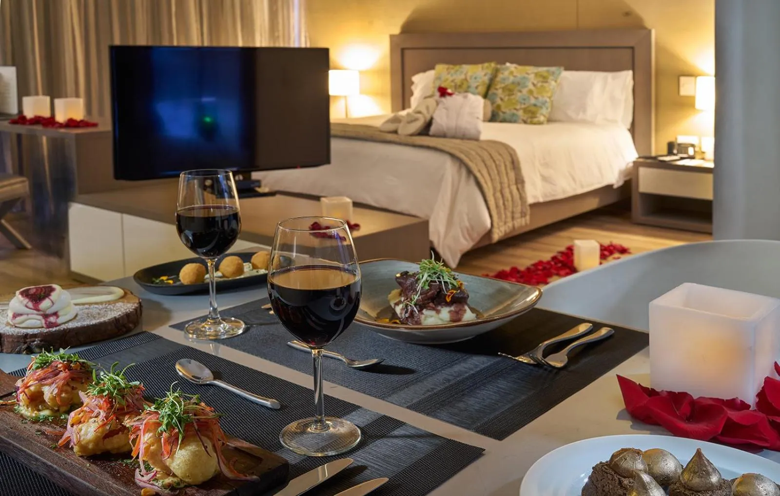 Bedroom, Bed in Hotel 100 Luxury Suites by Preferred