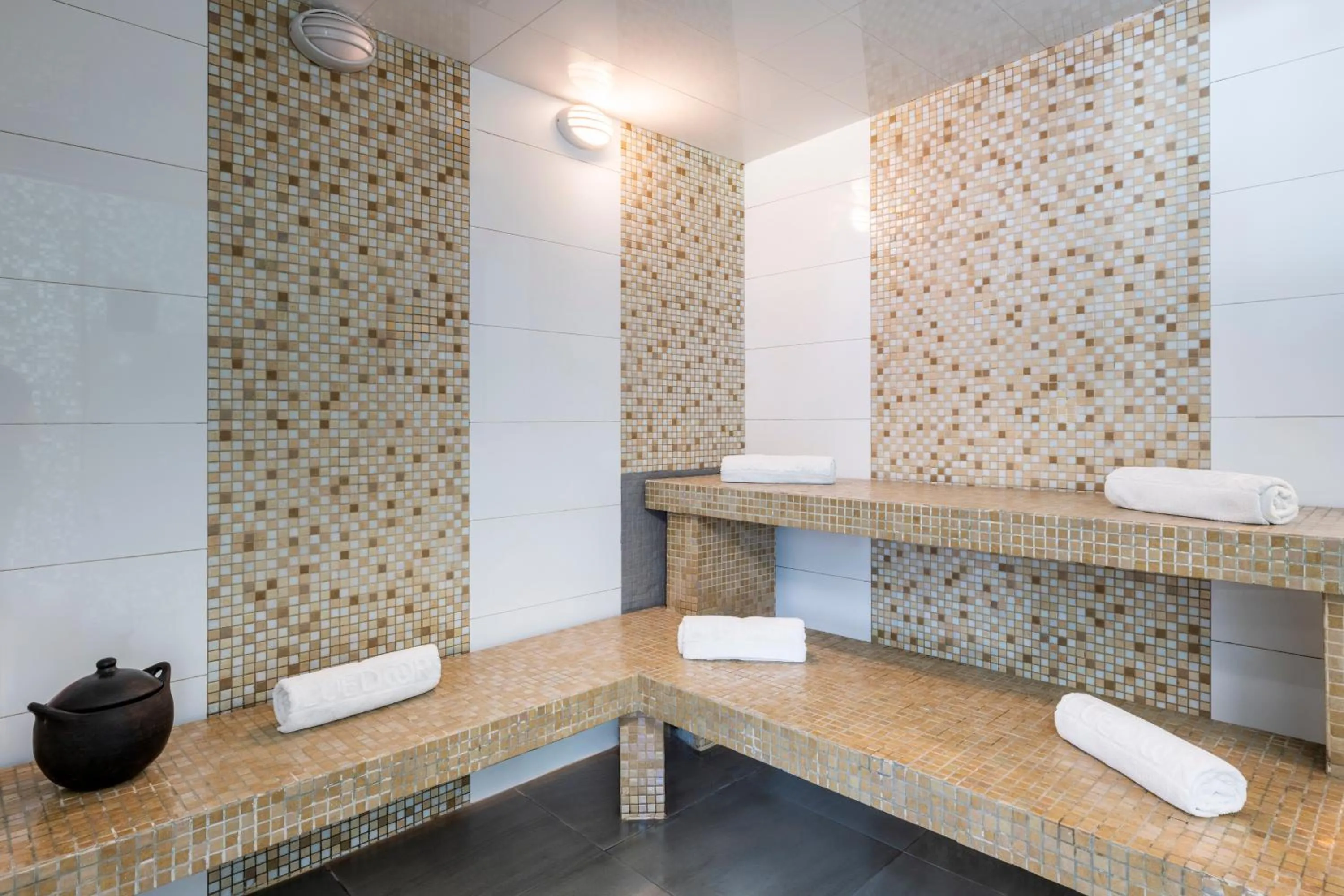 Spa and wellness centre/facilities in Hotel 100 Luxury Suites by Preferred