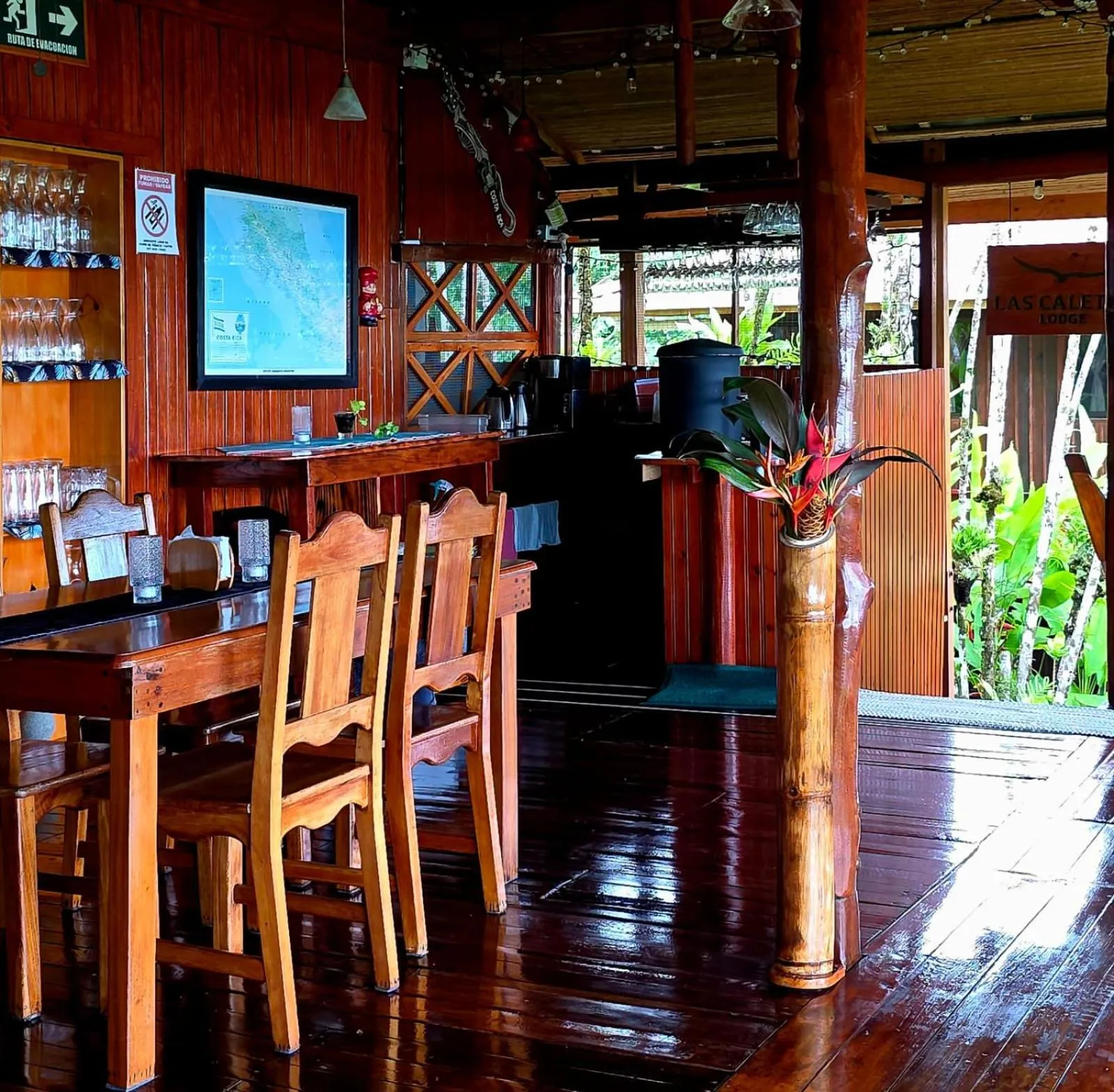 Restaurant/places to eat in Las Caletas Lodge