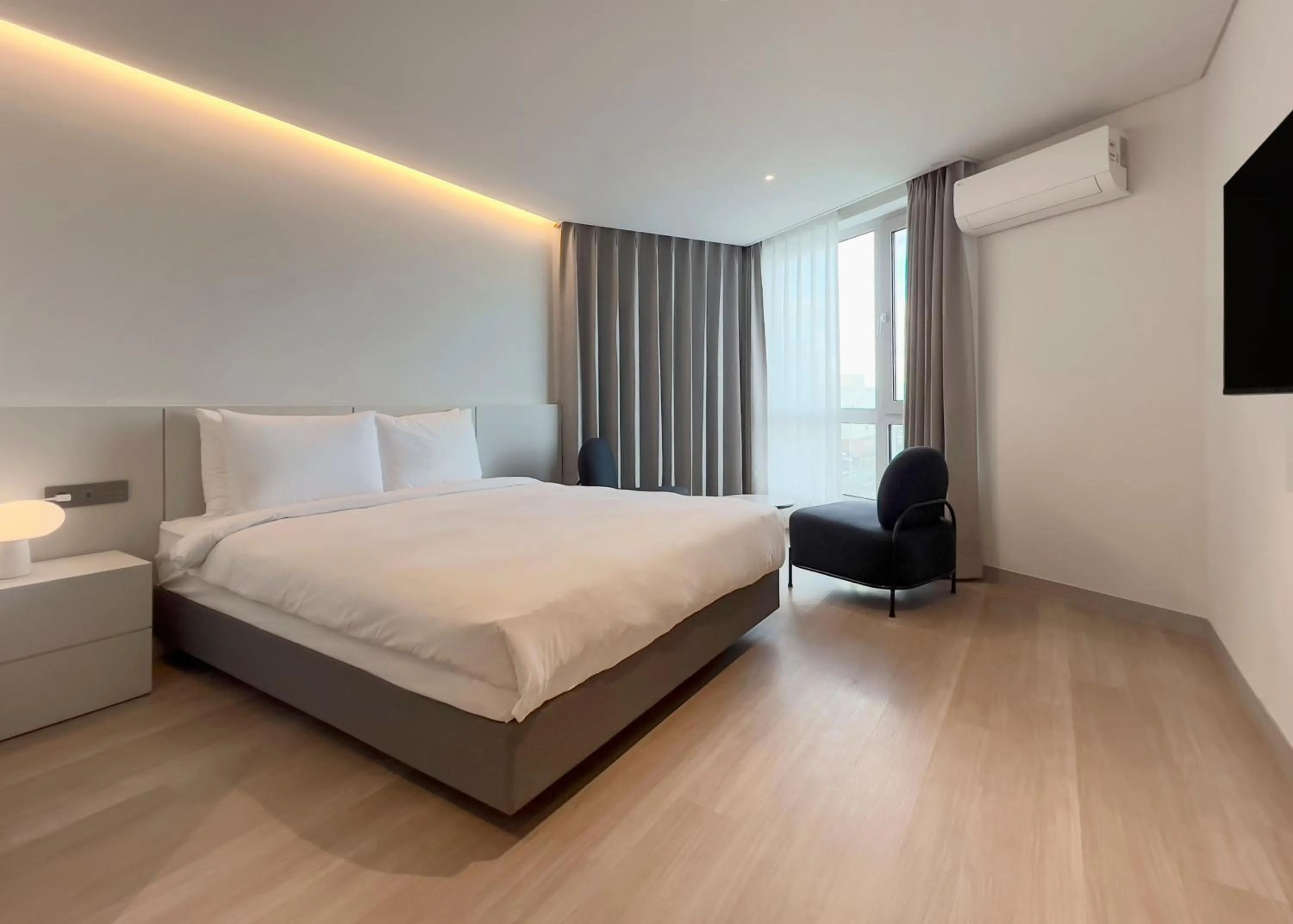 Photo of the whole room, Bed in Ocean Suites Jeju Hotel
