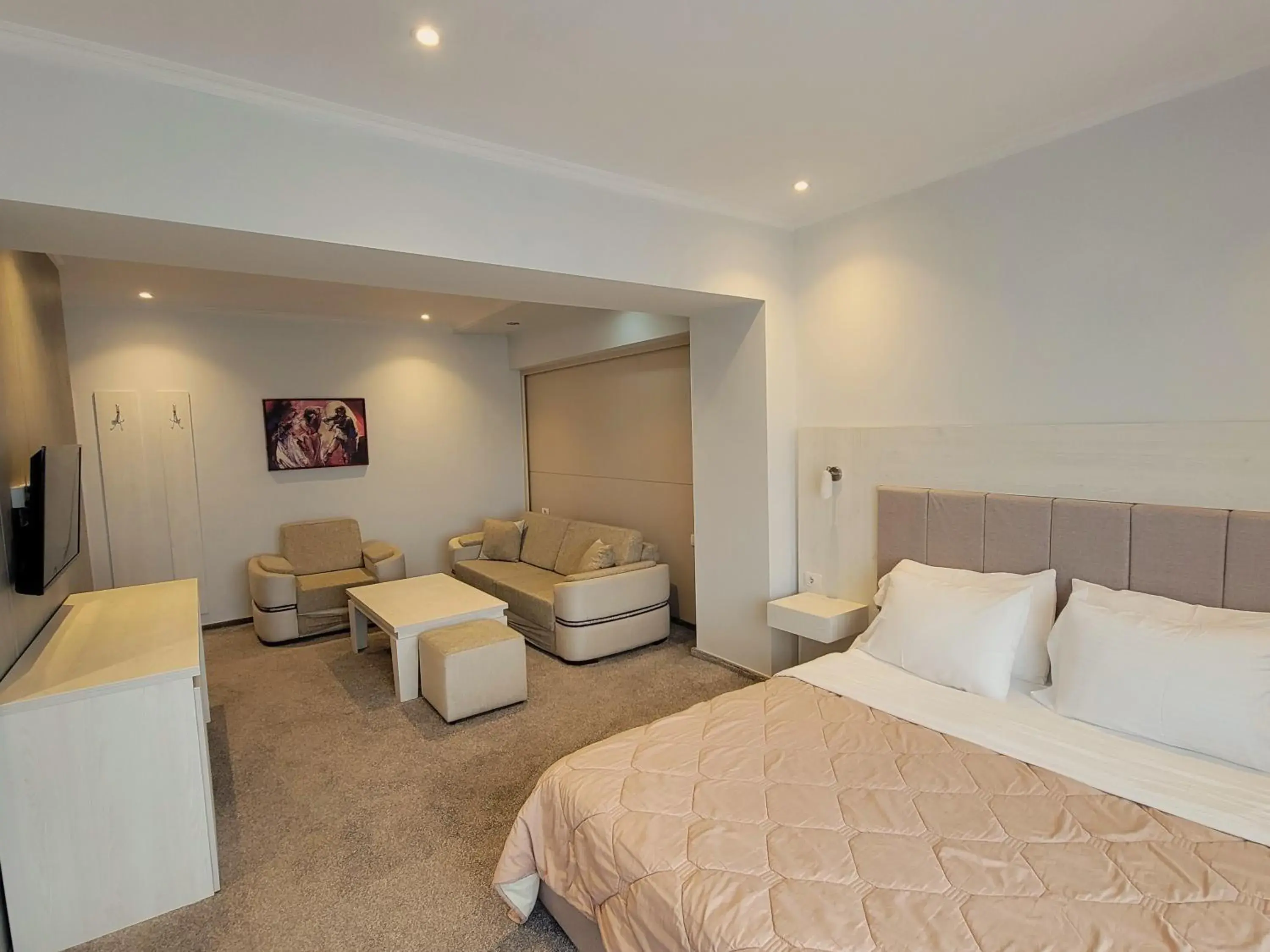 Suite with Lake View in Hotel Enkelana Suite with Lake View in Hotel Enkelana