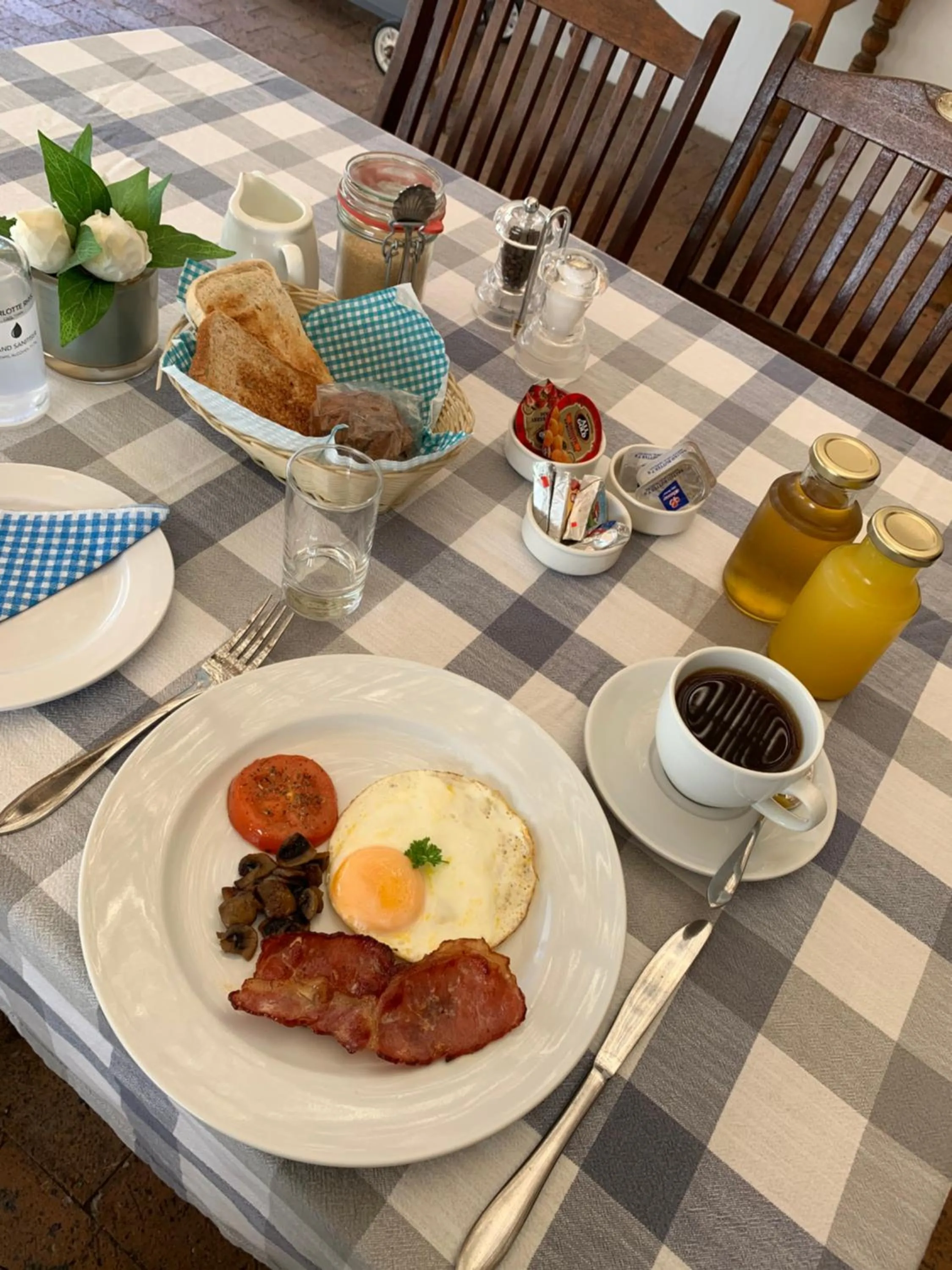 Food and drinks in Avenues Guest House