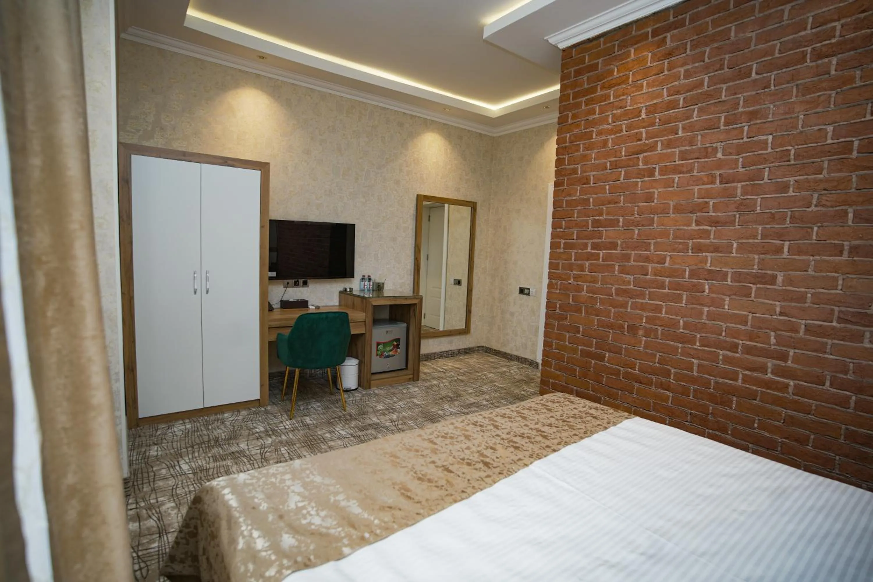Bedroom, Bed in LakeSide Hotel & Spa