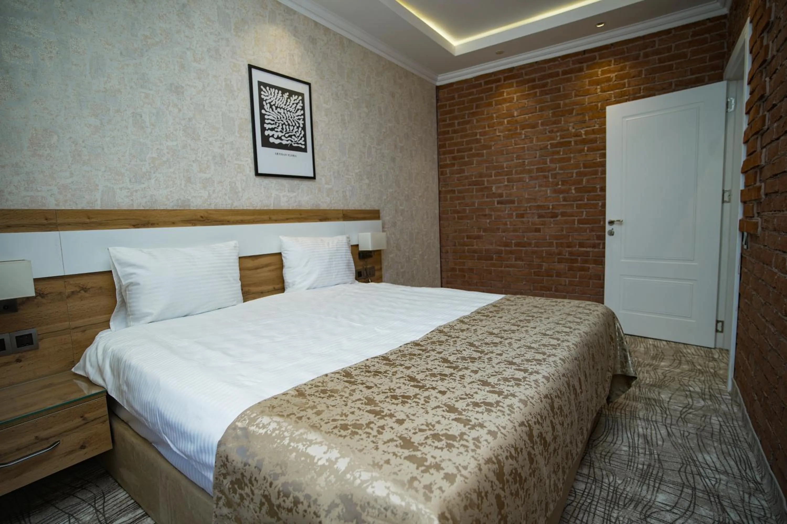Bedroom, Bed in LakeSide Hotel & Spa