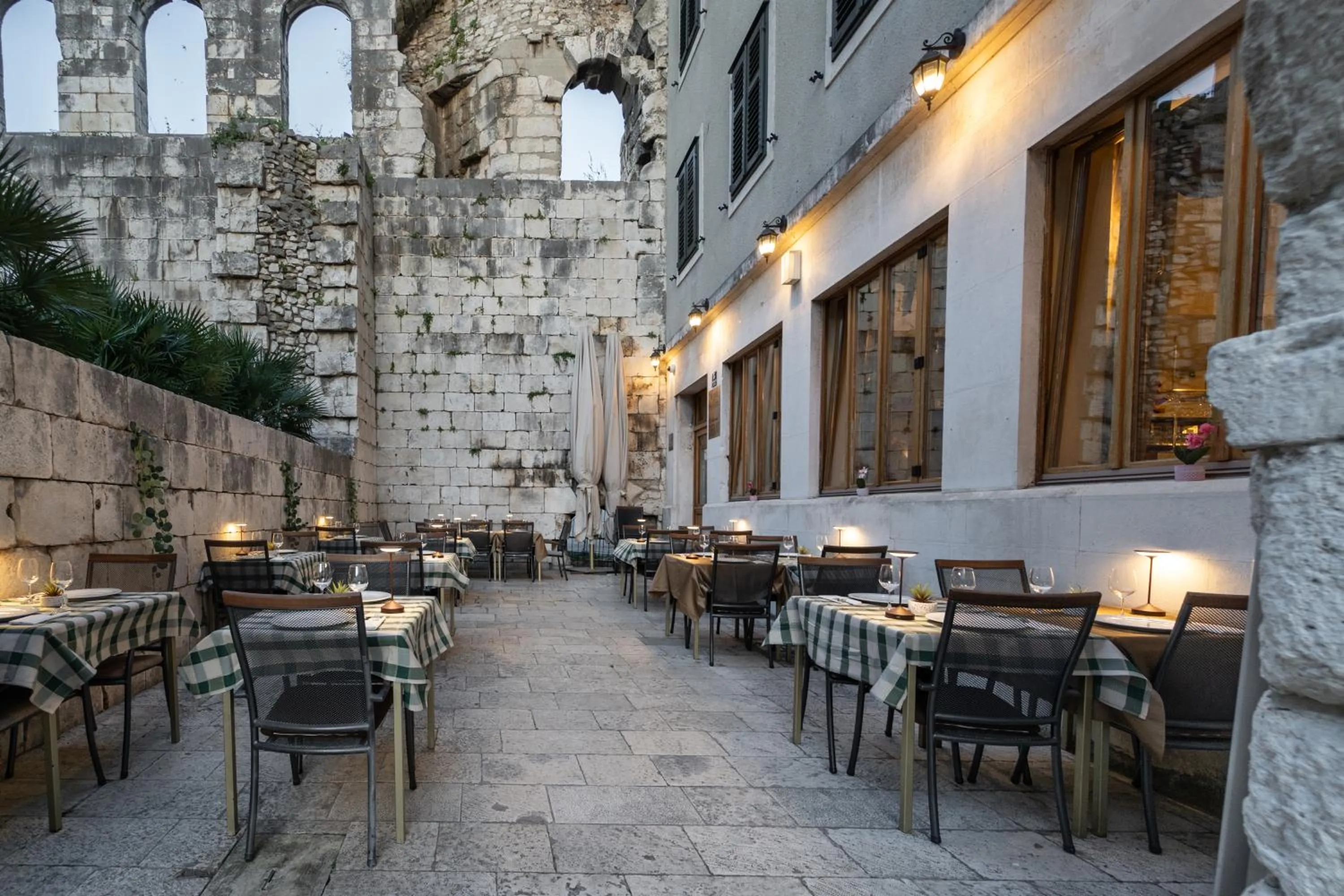 Restaurant/places to eat in Hotel Peristil