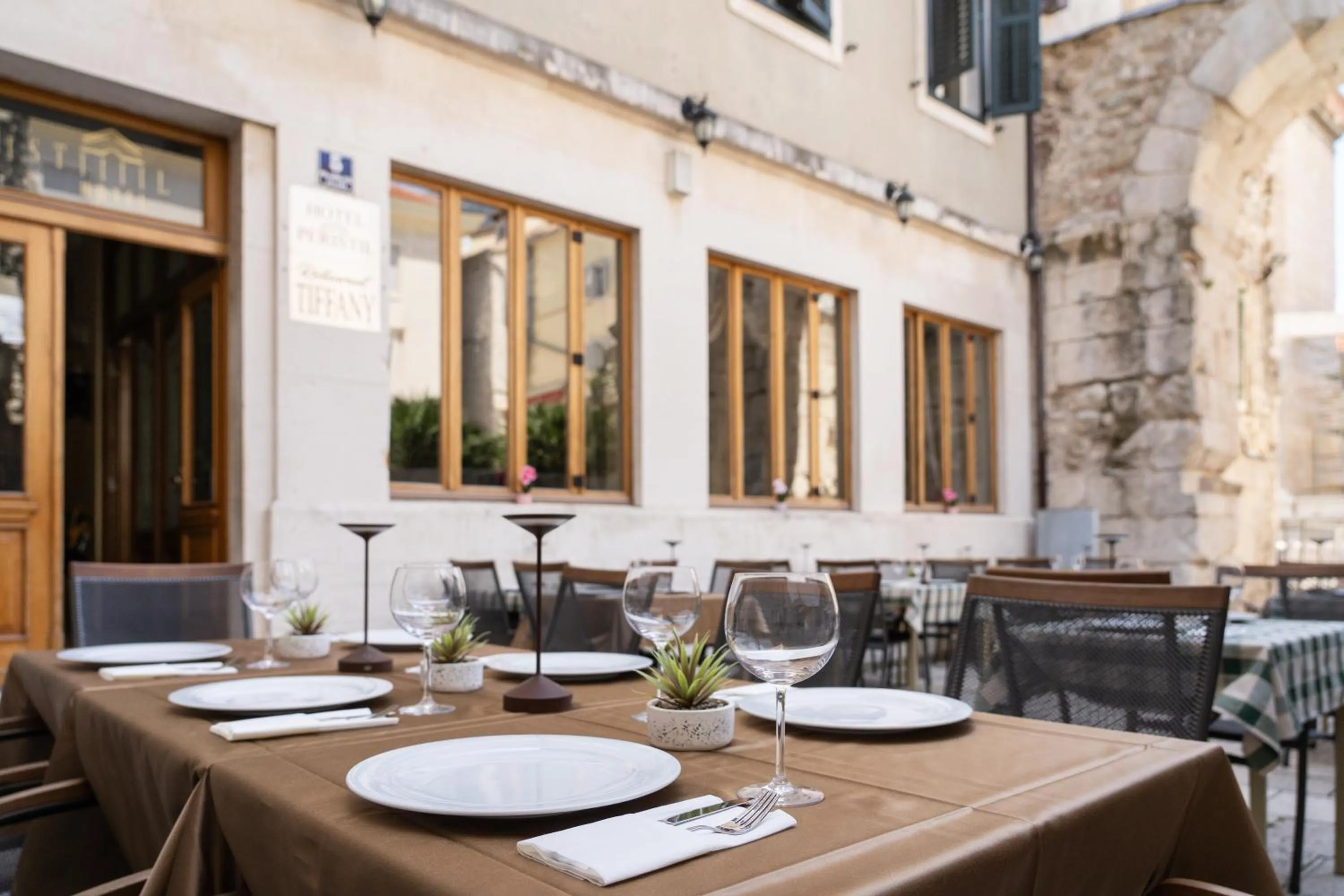 Restaurant/places to eat in Hotel Peristil