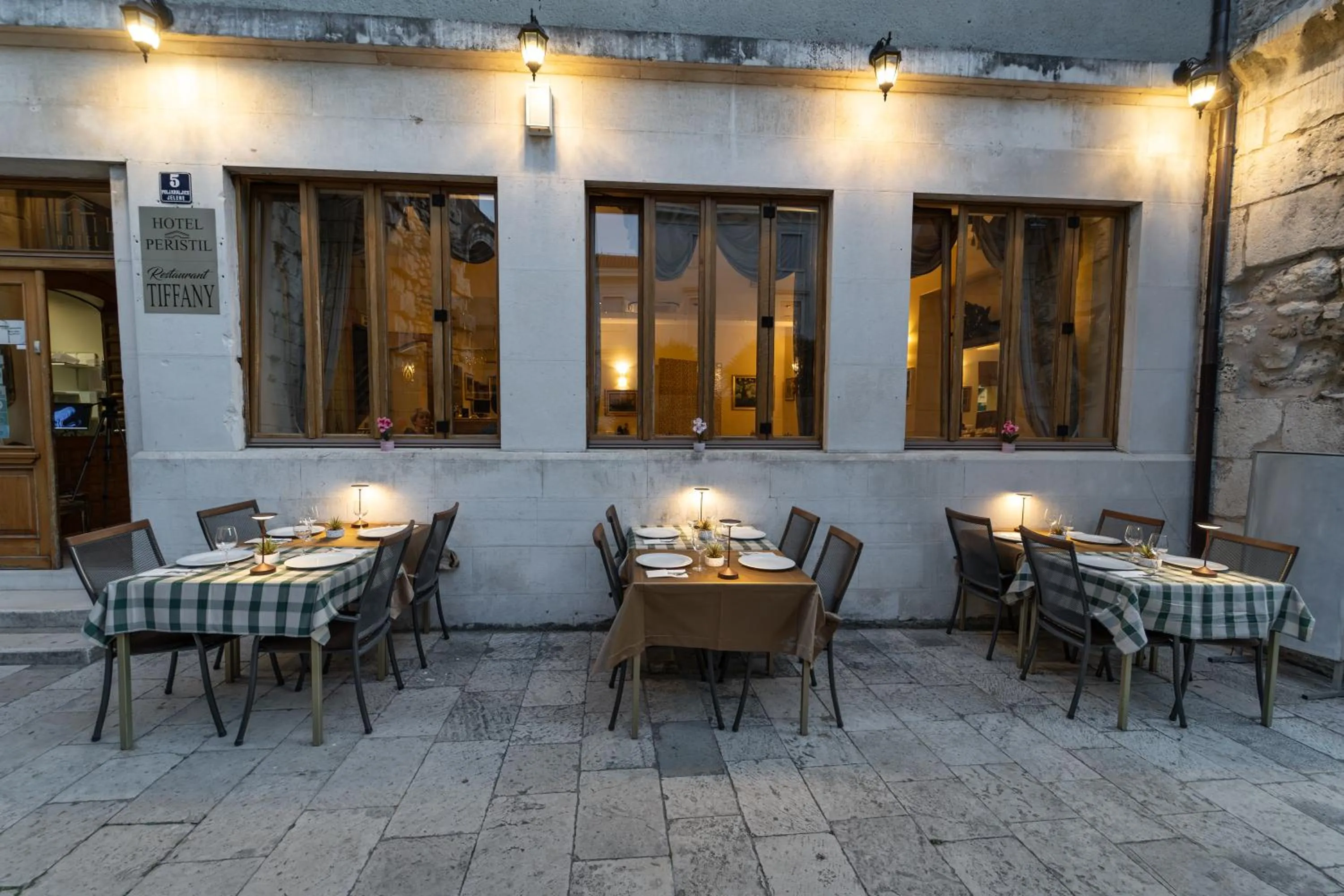 Restaurant/places to eat in Hotel Peristil