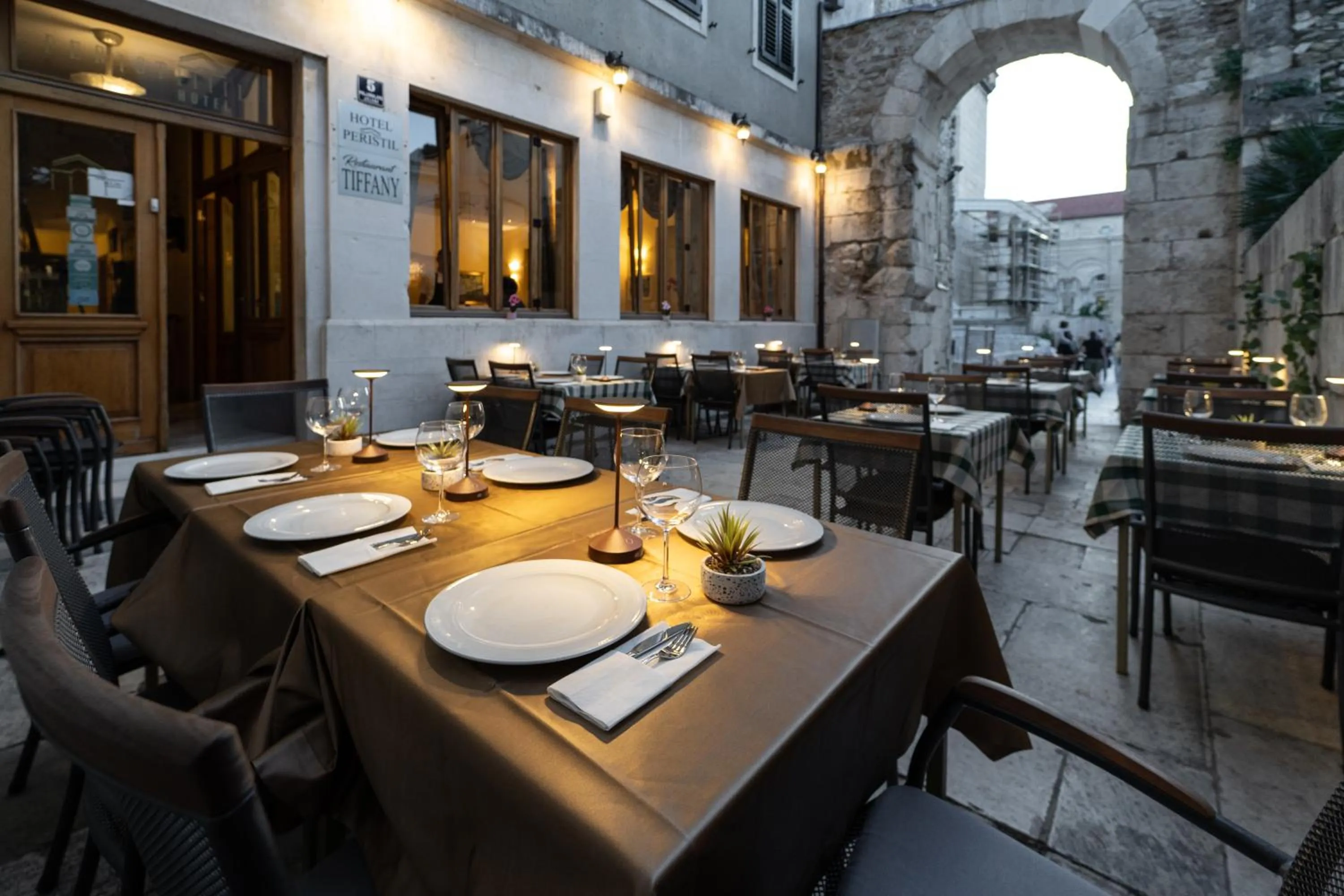 Restaurant/places to eat in Hotel Peristil