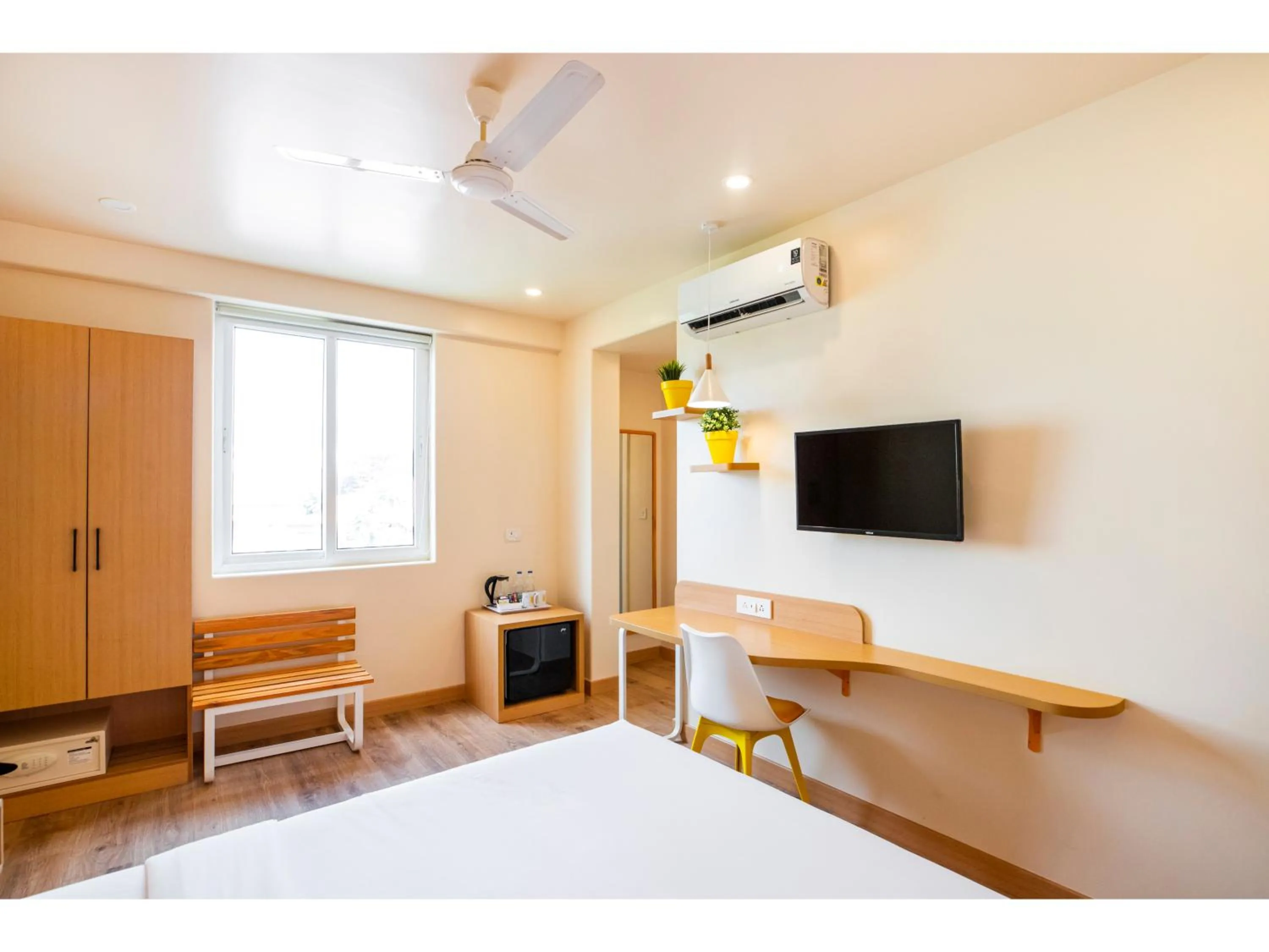 Bedroom, Bed in Bloom Hotel - HSR Club