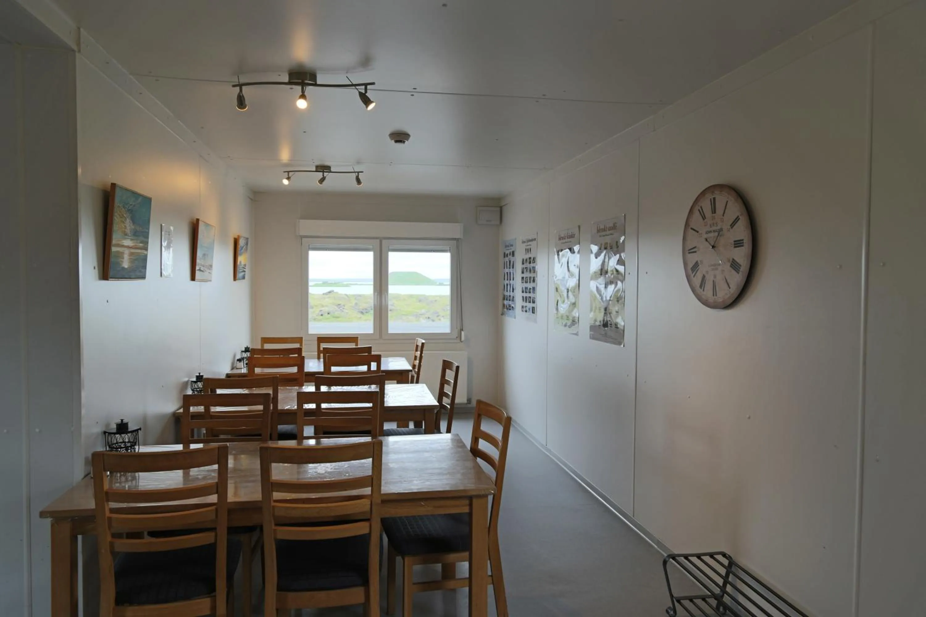 Communal kitchen in Dimmuborgir Guesthouse