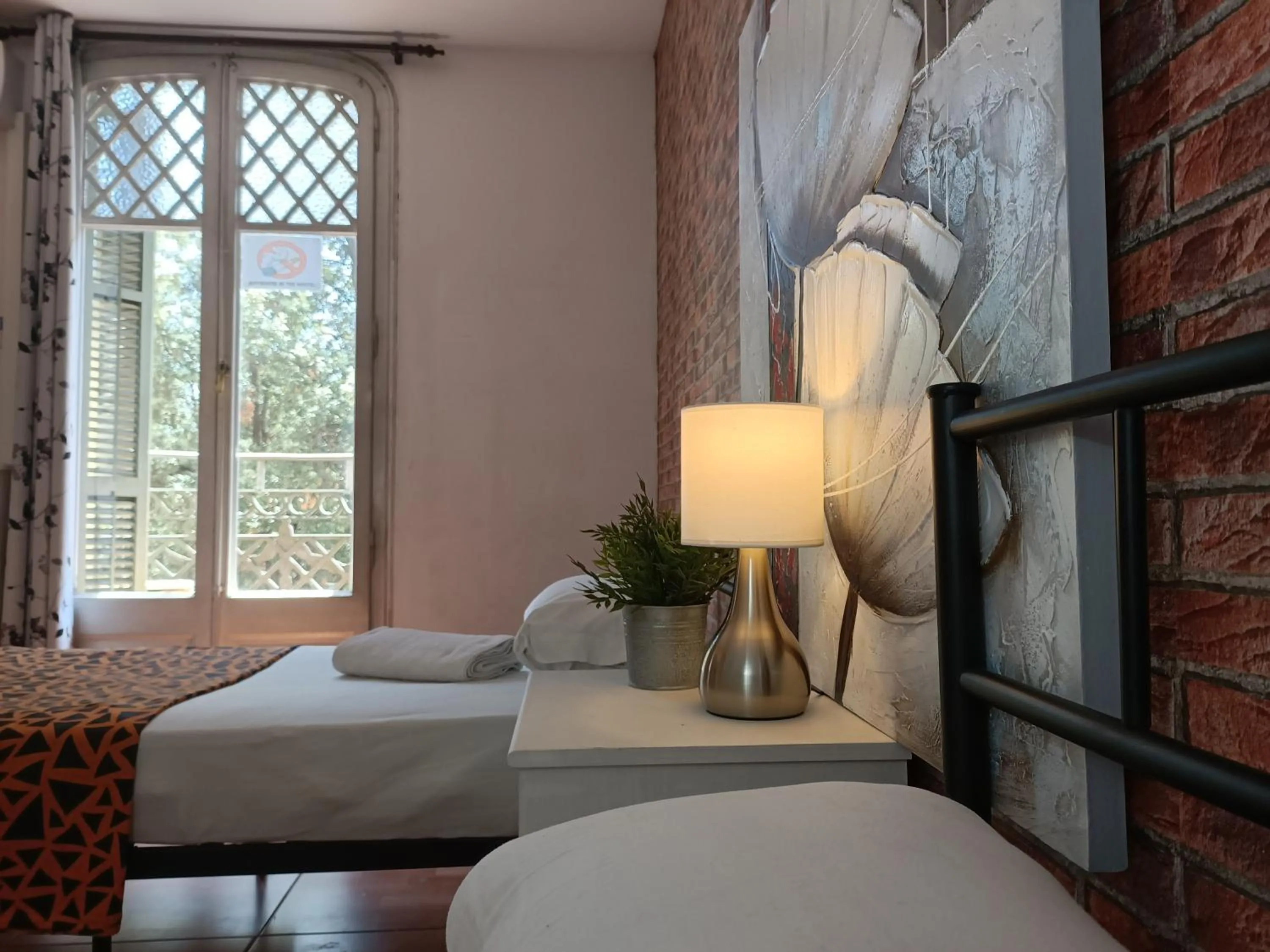 Deluxe Double or Twin Room with Balcony in Diagonal House Hostel