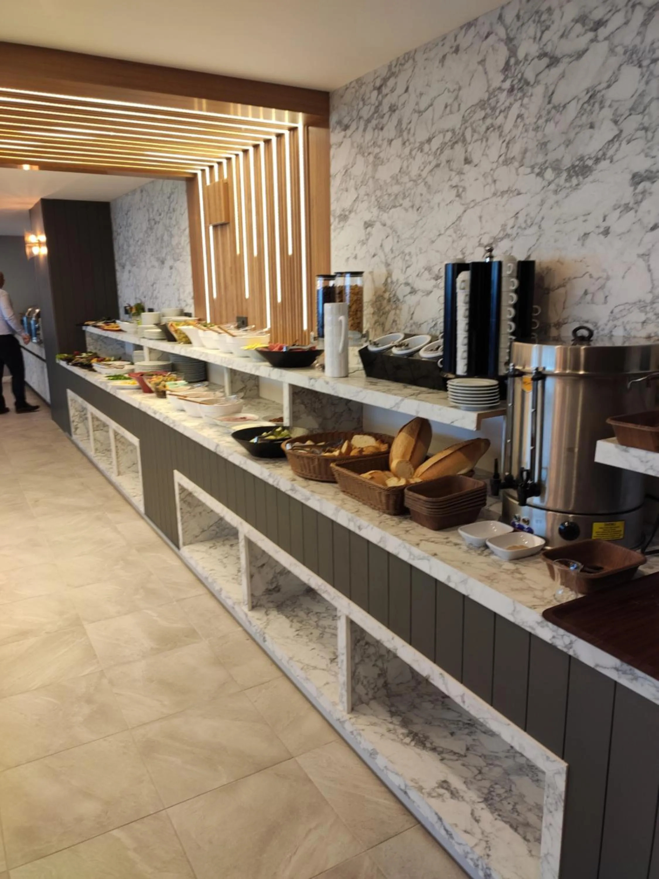 Restaurant/places to eat in Newarise Hotel