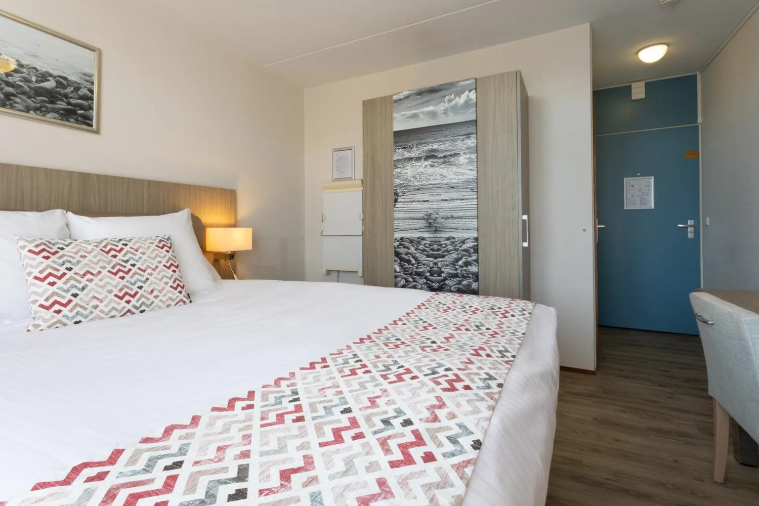 Photo of the whole room, Bed in Strandhotel Westduin