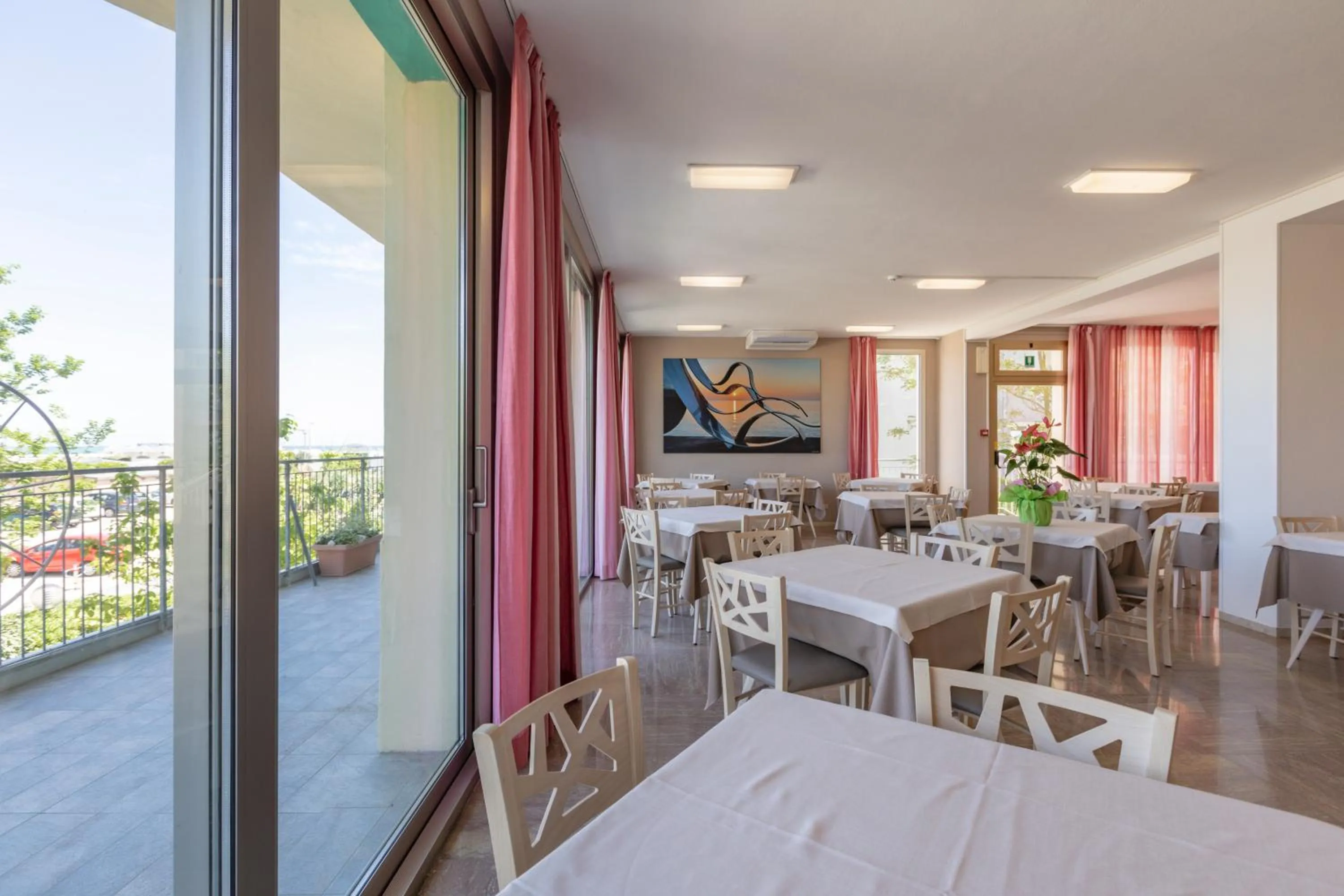 Restaurant/places to eat in Hotel Silver