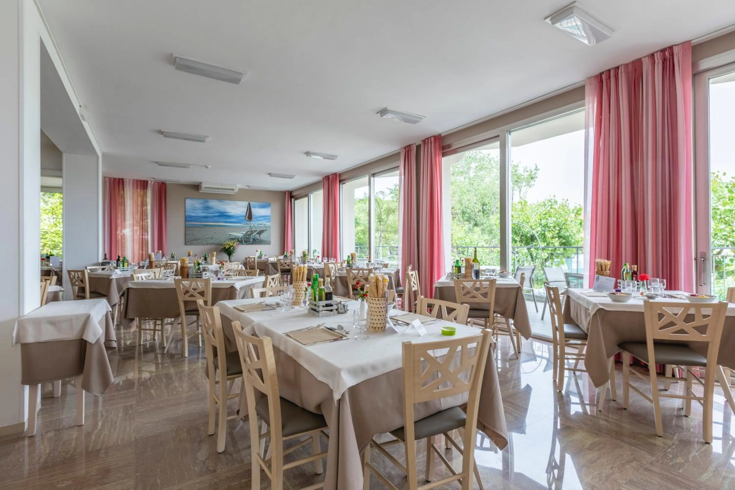 Restaurant/places to eat in Hotel Silver