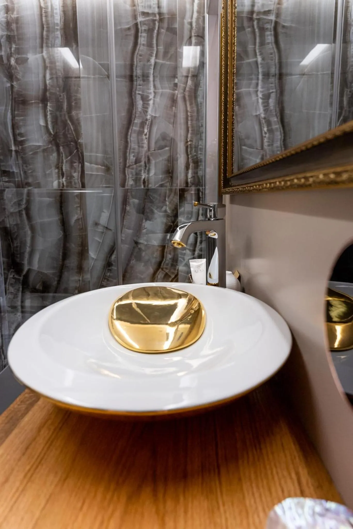 Queen Cattleya Suite