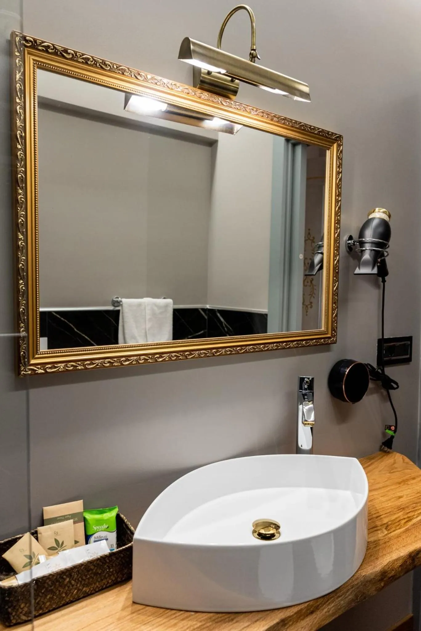 Queen Cattleya Suite