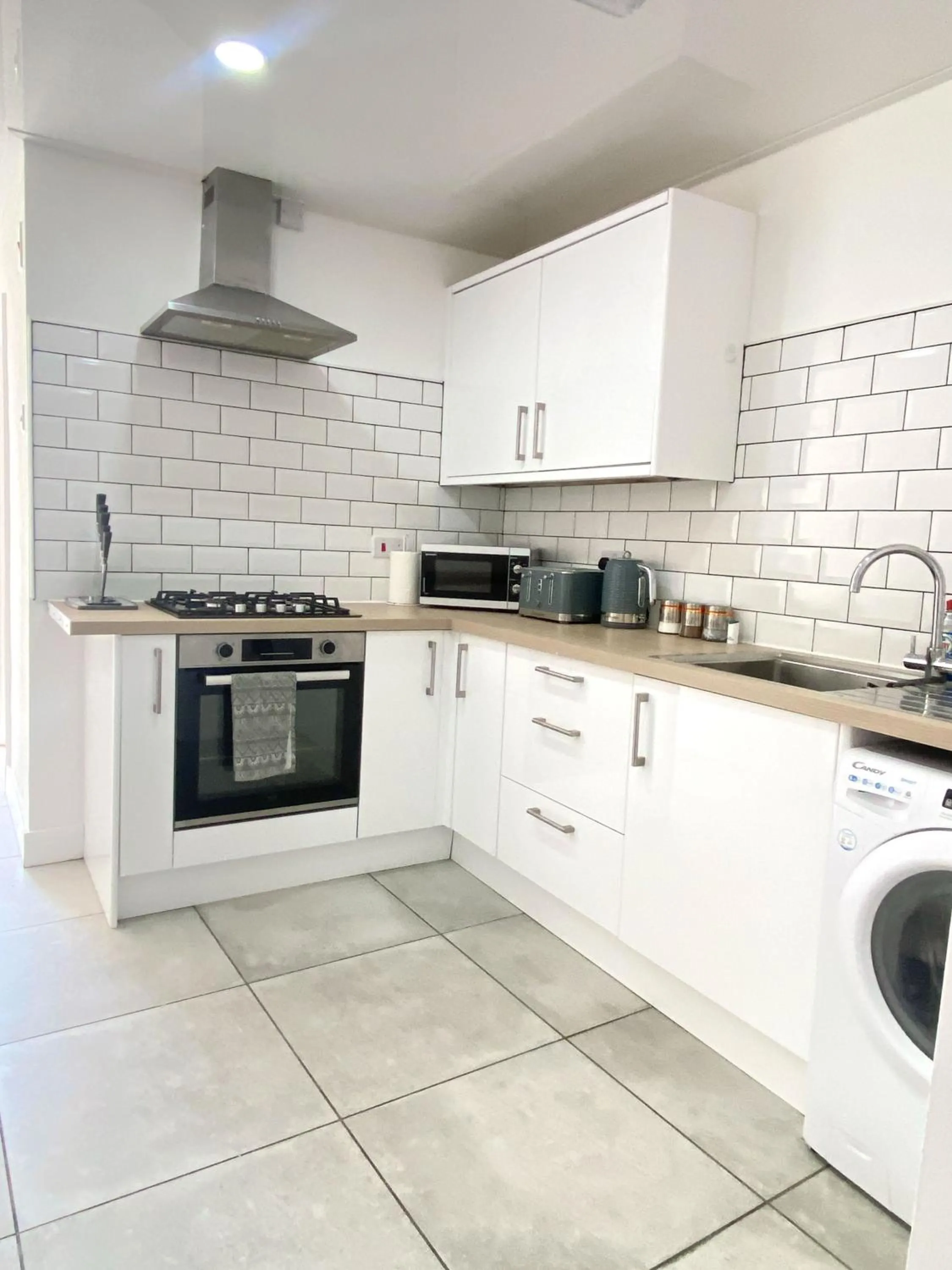 Kitchen or kitchenette in 2 Bed Town Centre Nr Theatre Free Park Wi-Fi & garden