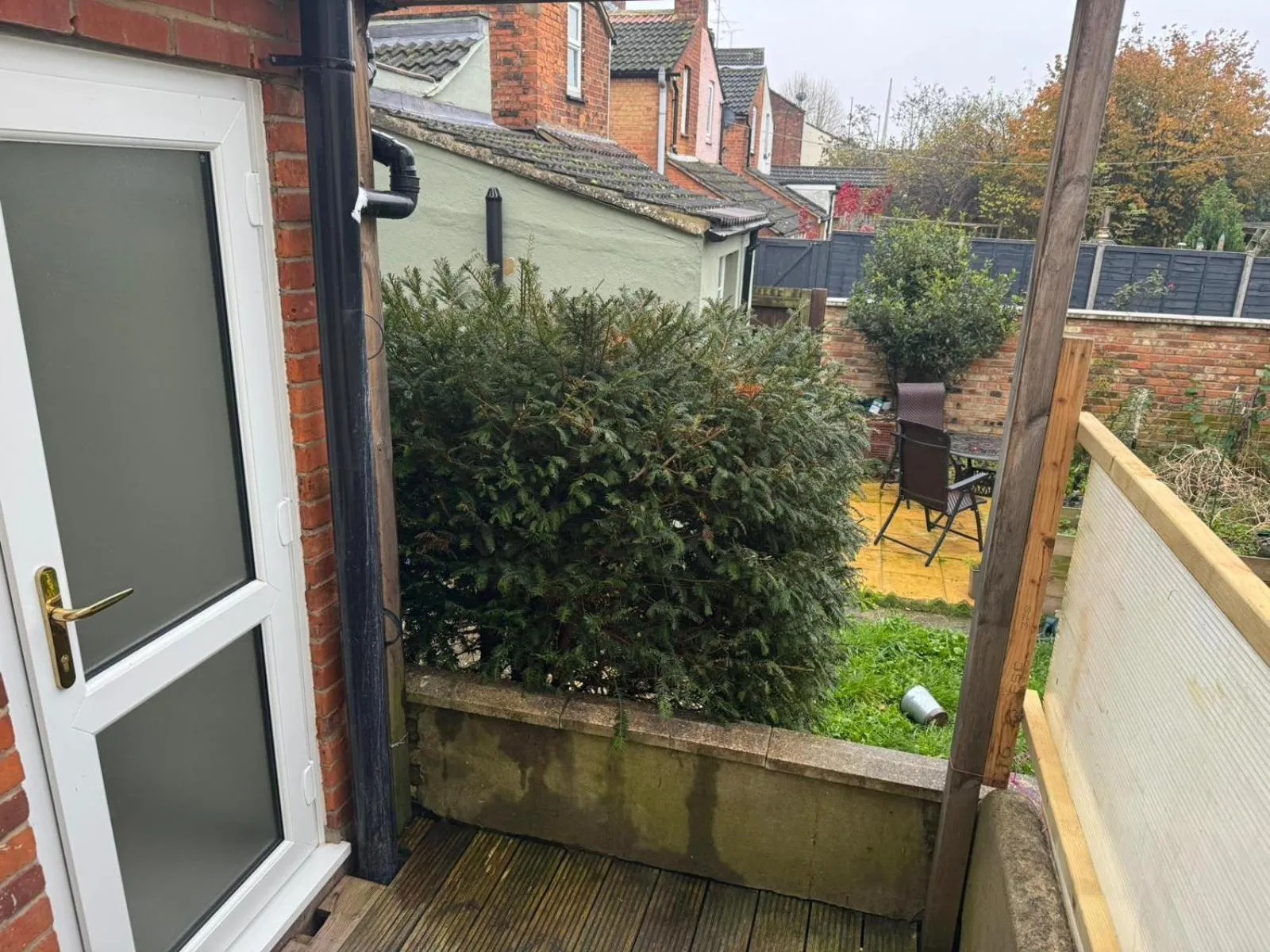 Garden view in 2 Bed Town Centre Nr Theatre Free Park Wi-Fi & garden