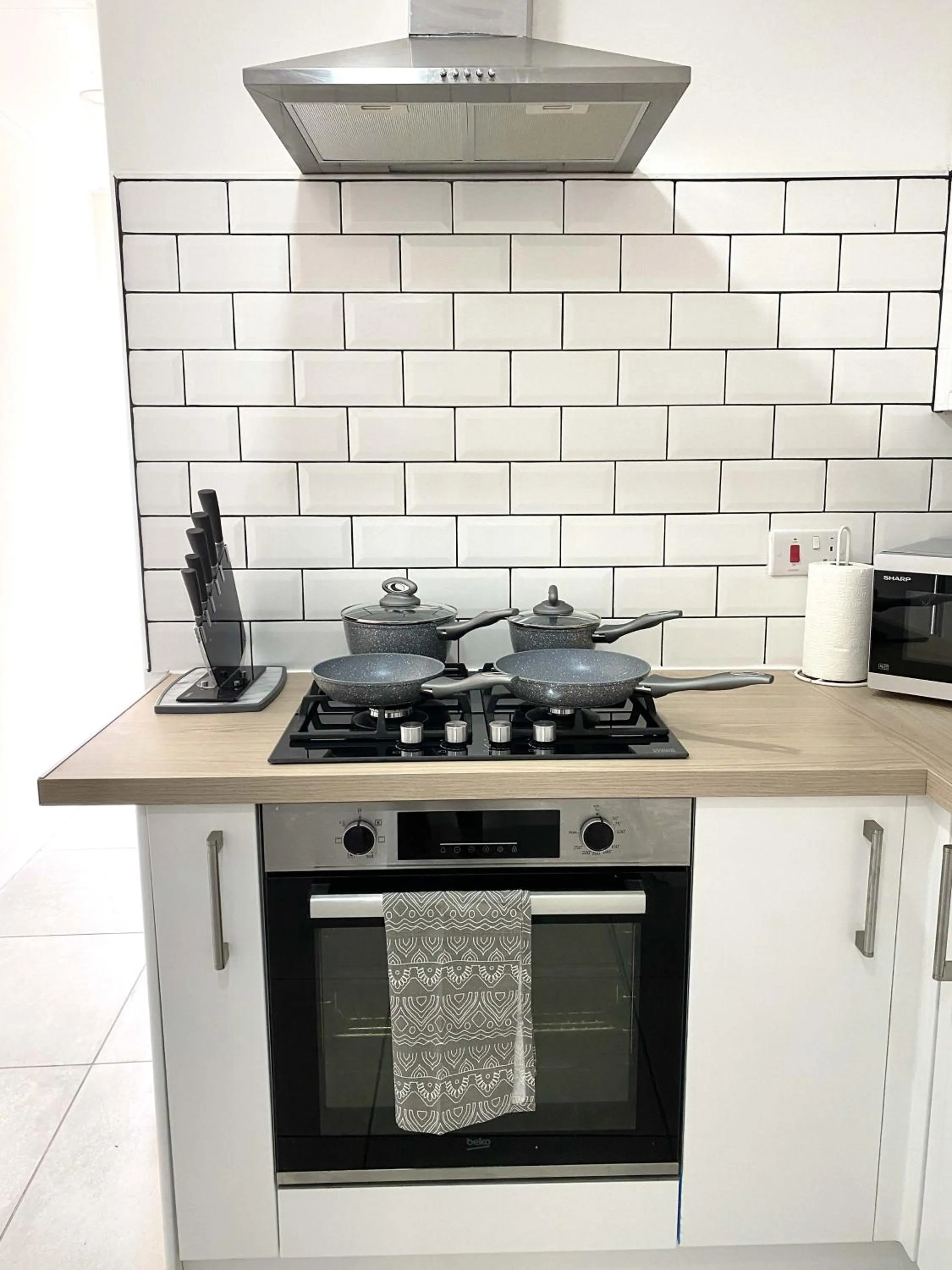 pet friendly in 2 Bed Town Centre Nr Theatre Free Park Wi-Fi & garden