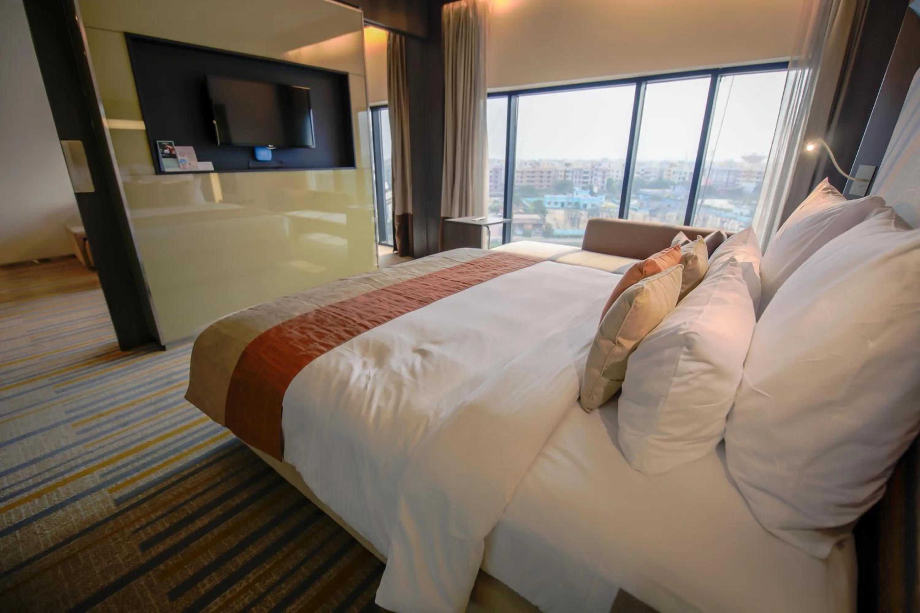TV and multimedia, Bed in Novotel Kolkata Hotel and Residences