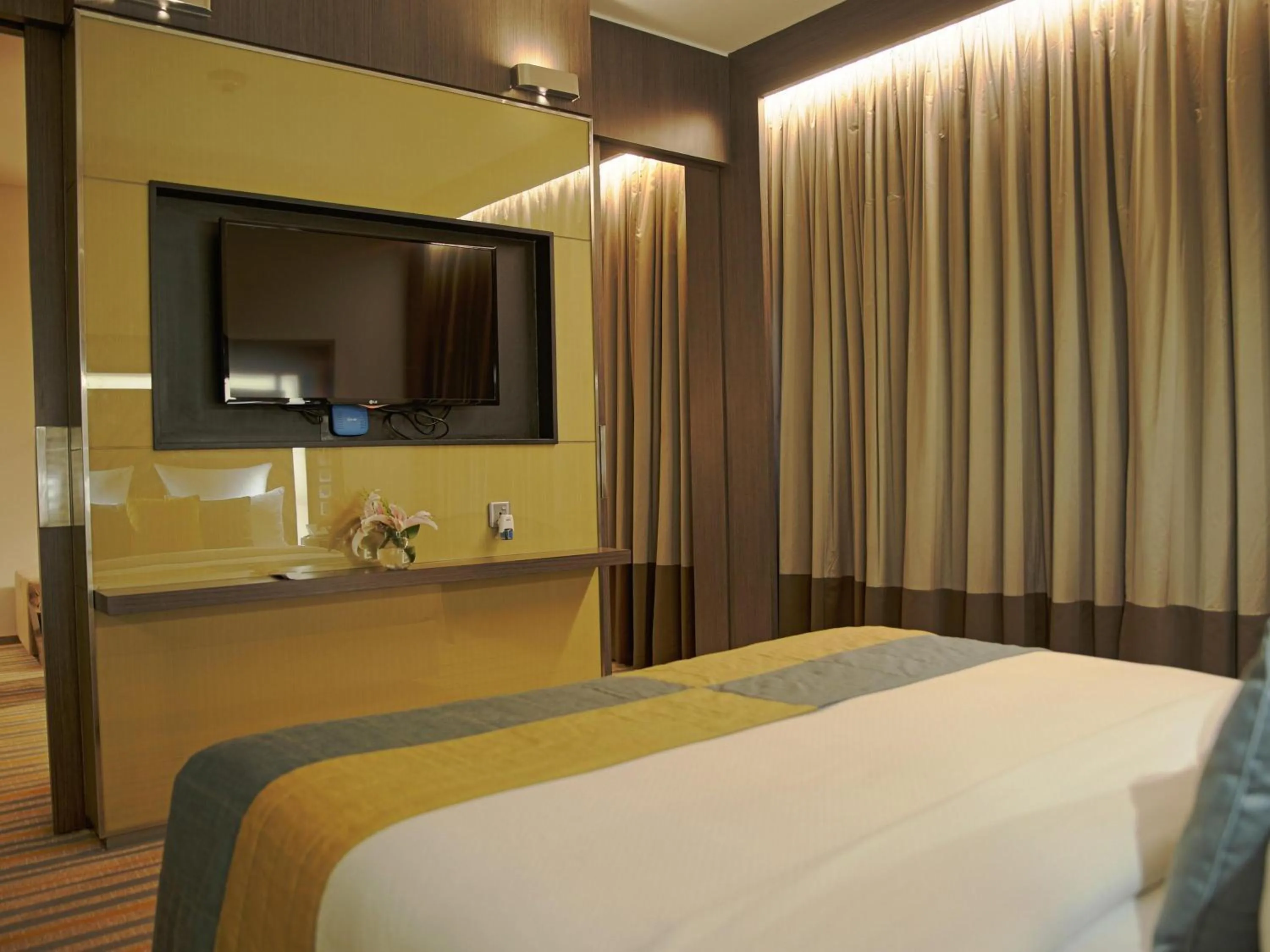 Bedroom, Bed in Novotel Kolkata Hotel and Residences