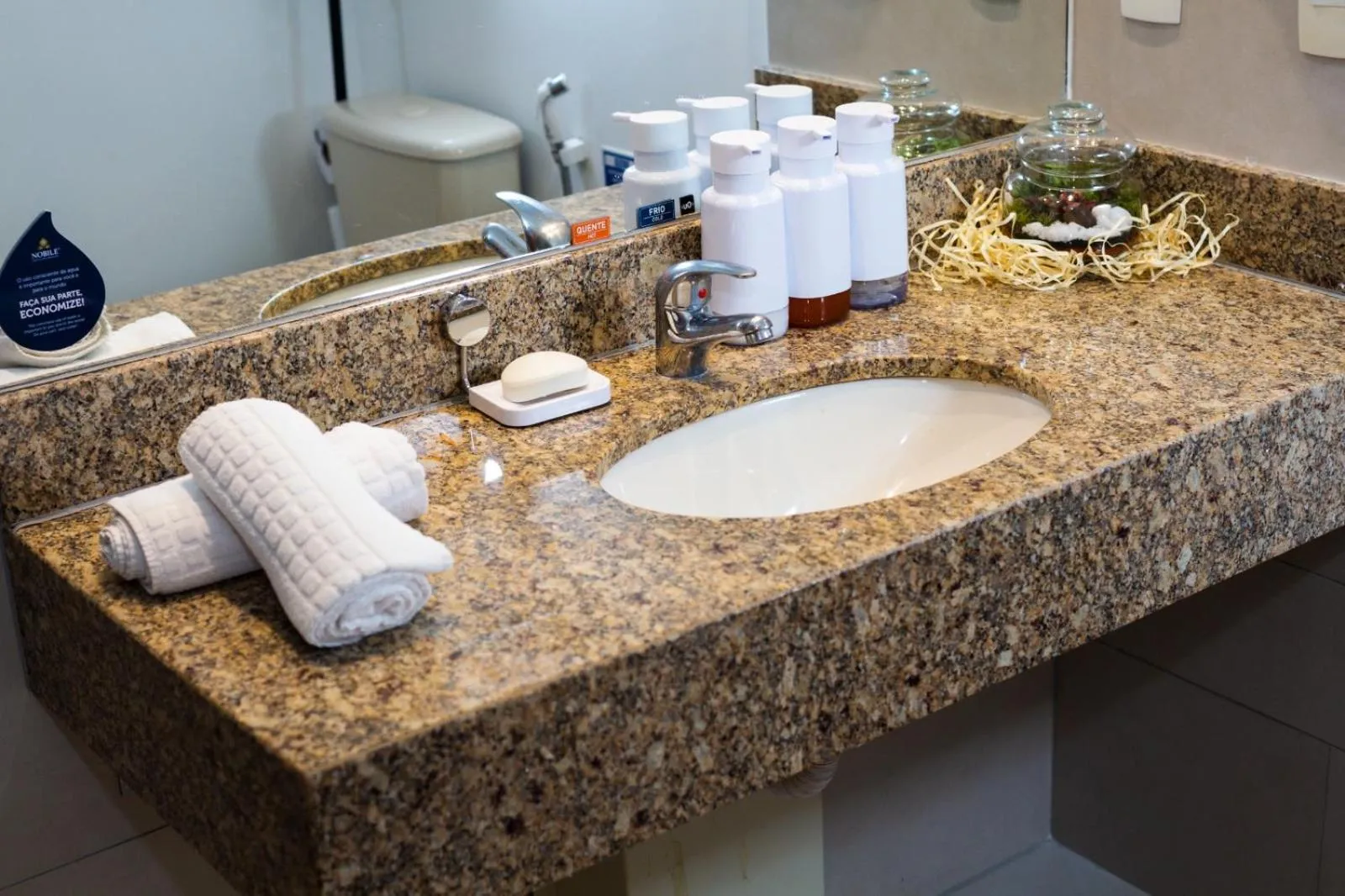 Bathroom in Apartamento, Nobile Suítes Monumental , localização e conforto