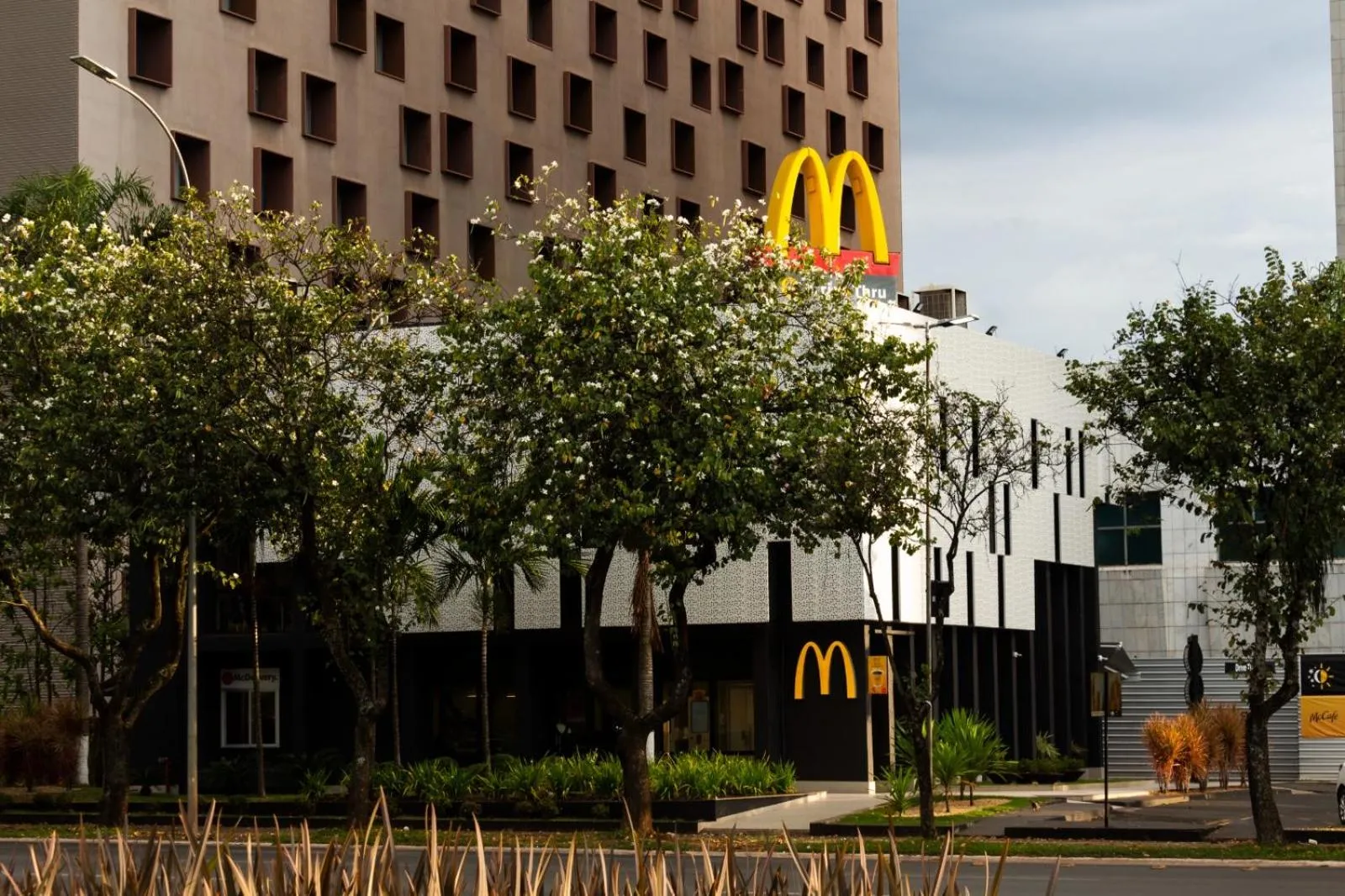 Restaurant/places to eat in Apartamento, Nobile Suítes Monumental , localização e conforto