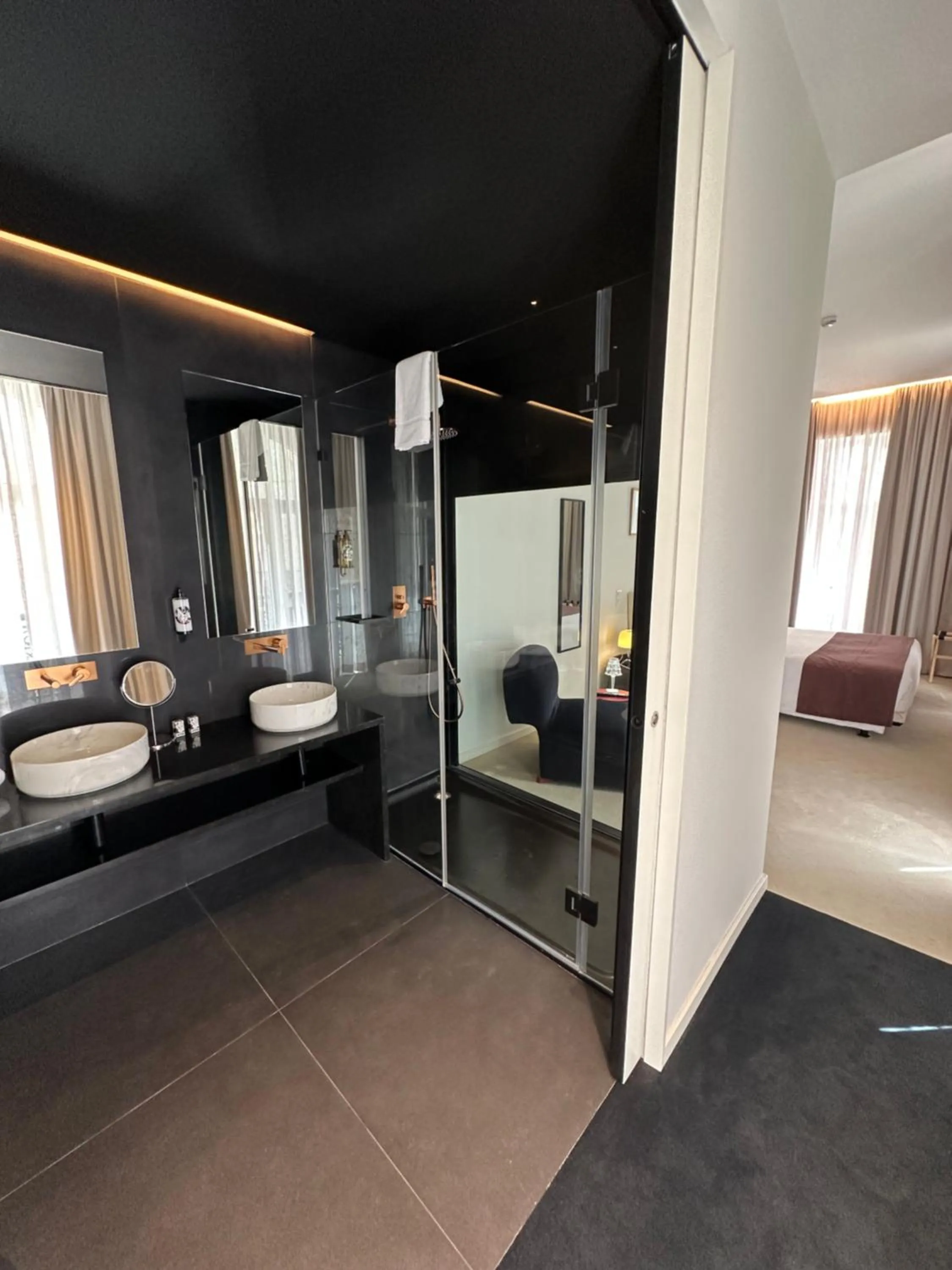 Toilet, Bed in Golden Lisbon Hotel