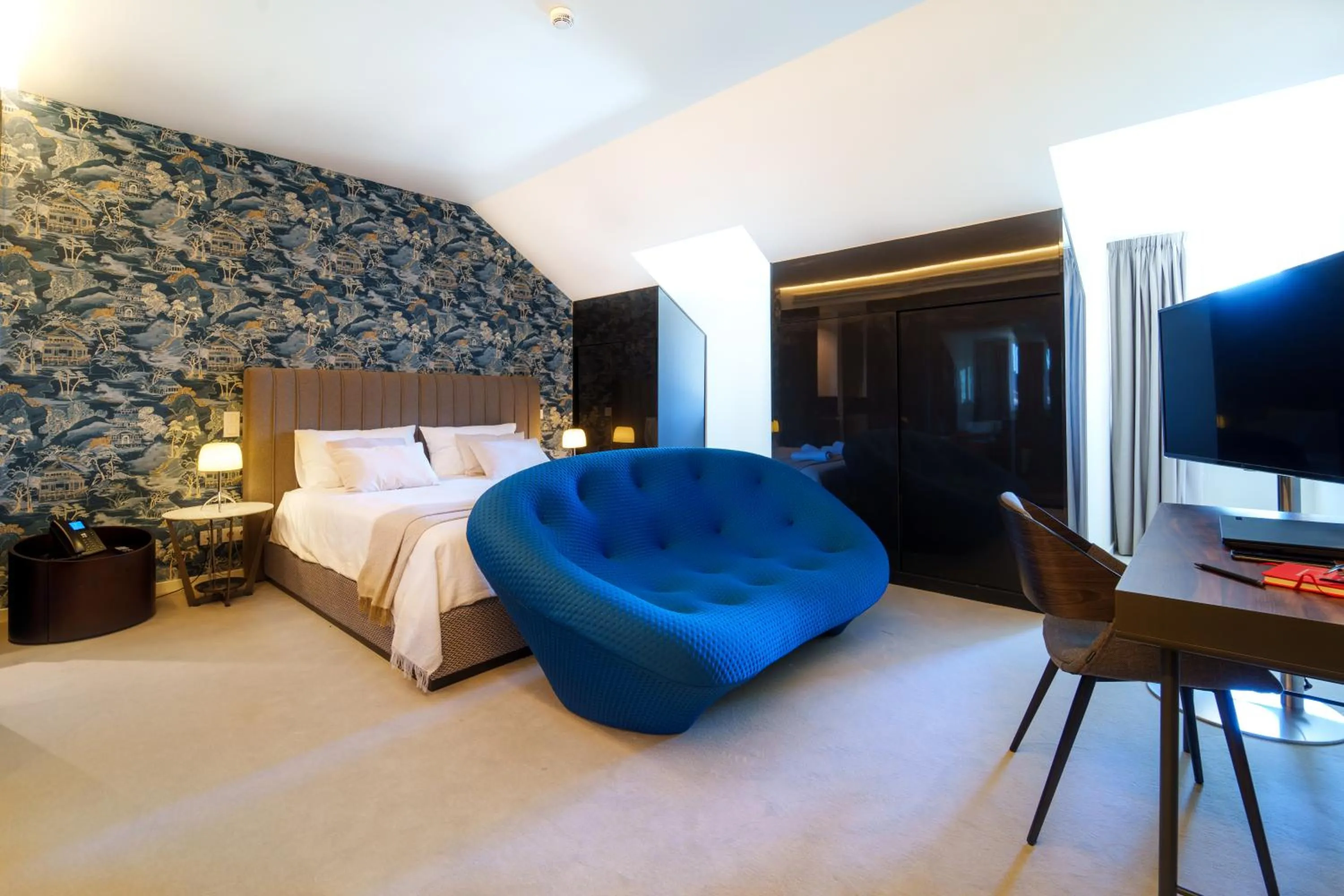 Communal lounge/ TV room, Bed in Golden Lisbon Hotel