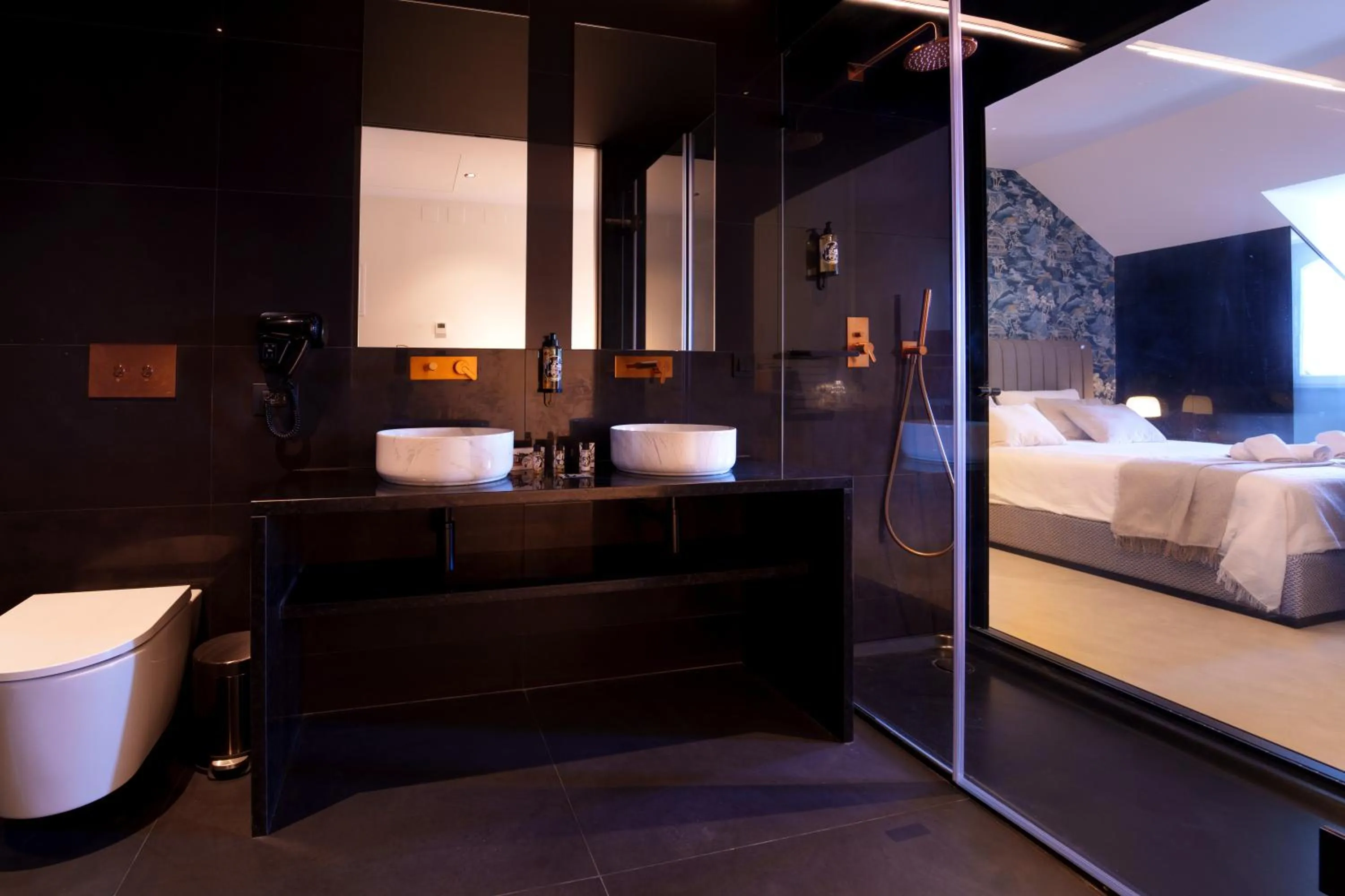 Toilet, Bed in Golden Lisbon Hotel