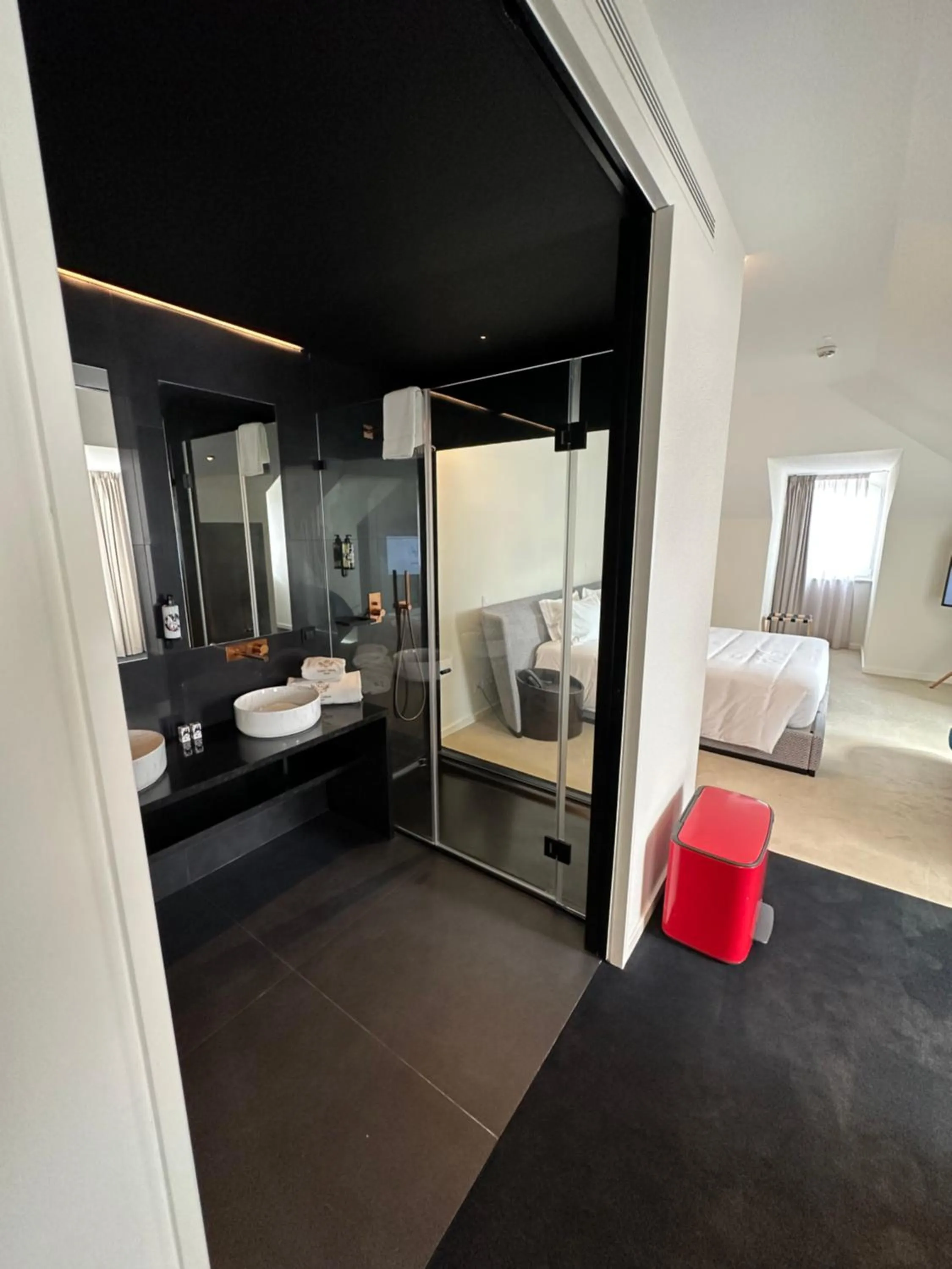 Toilet, Bed in Golden Lisbon Hotel