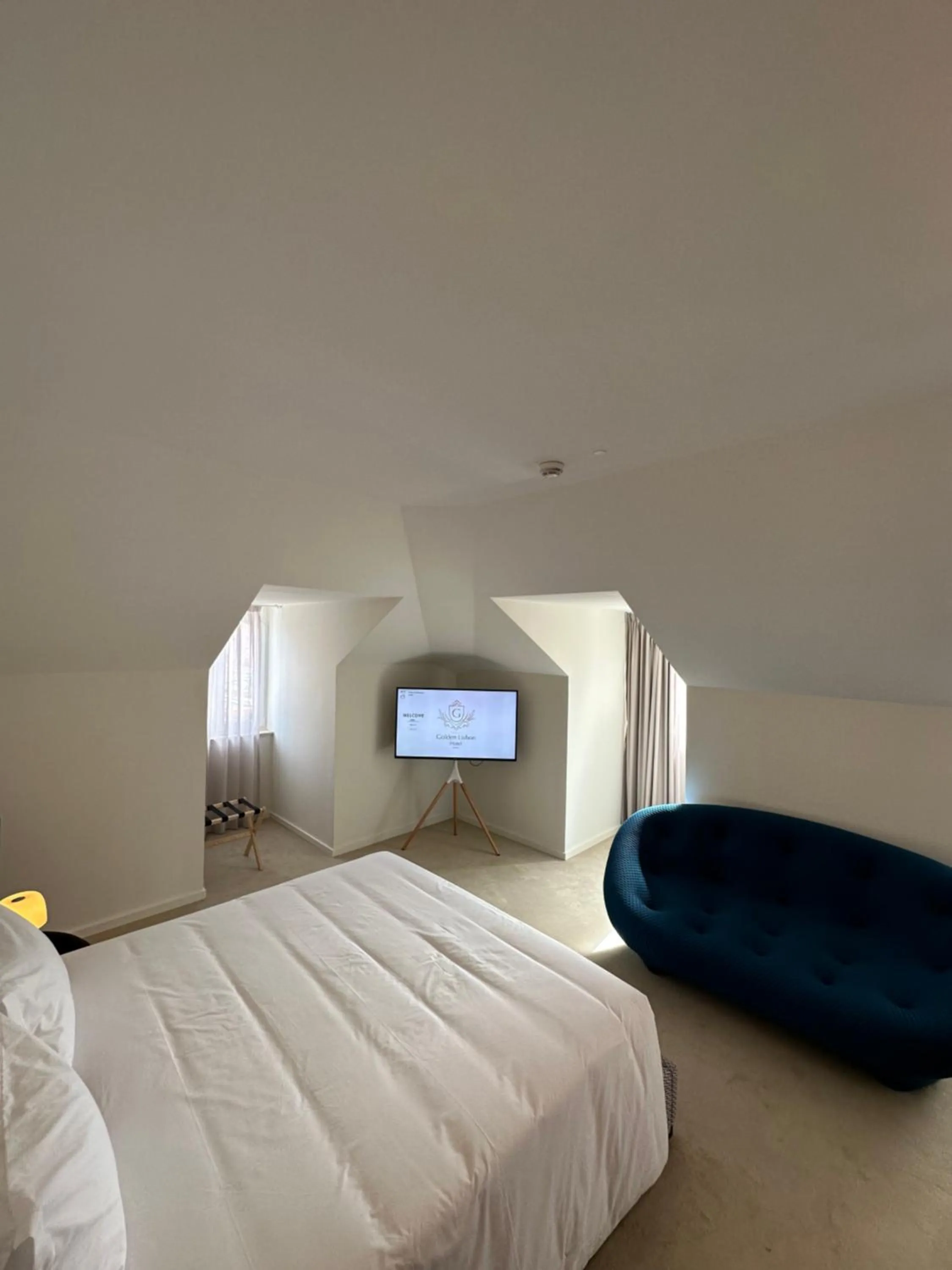 TV and multimedia, Bed in Golden Lisbon Hotel