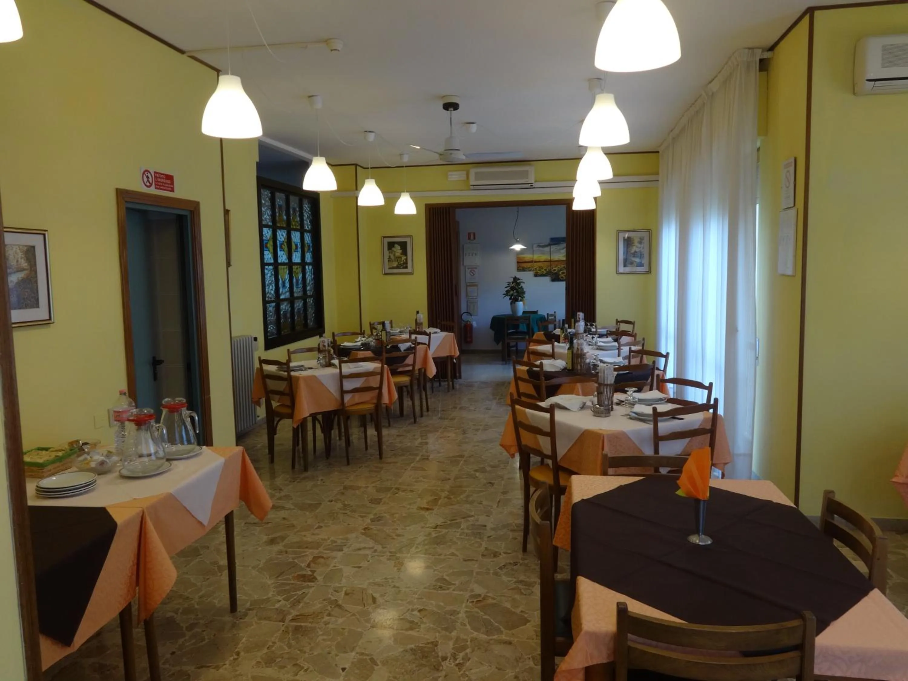 Restaurant/places to eat in Hotel Saturno