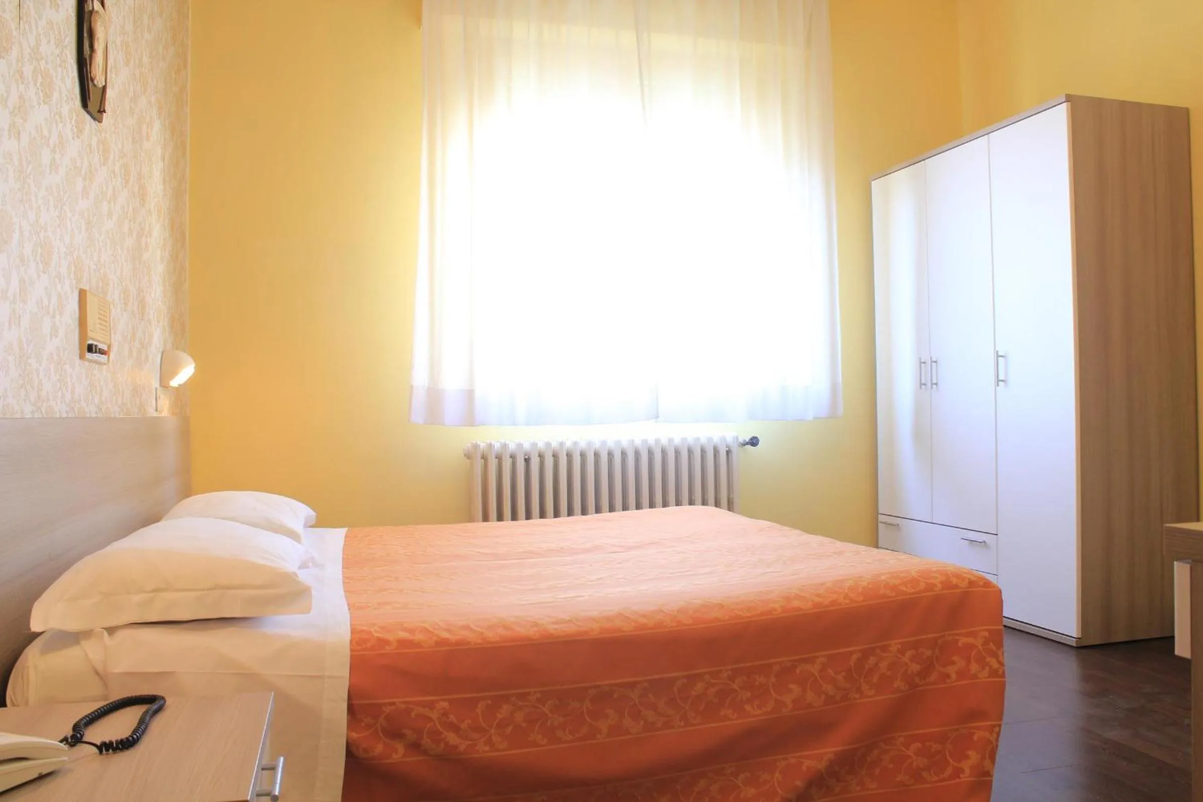 Photo of the whole room in Hotel Saturno