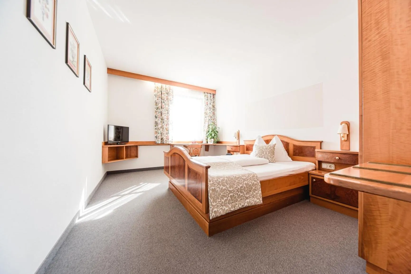 Photo of the whole room in Das Herbst