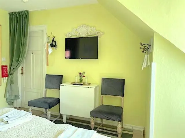 Bed in Hotell Bäckagården