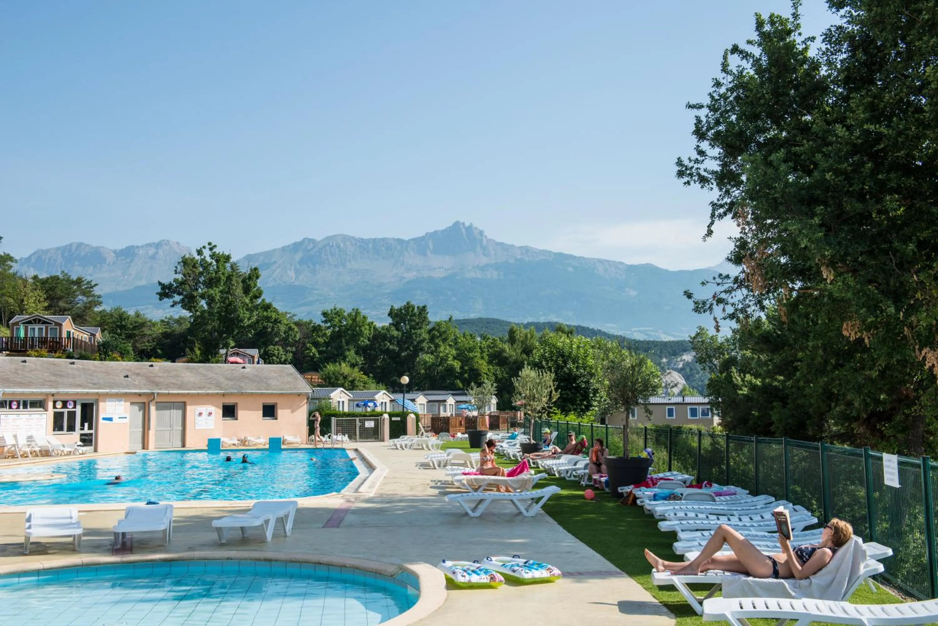 Swimming pool in L'Ecrin du Lac