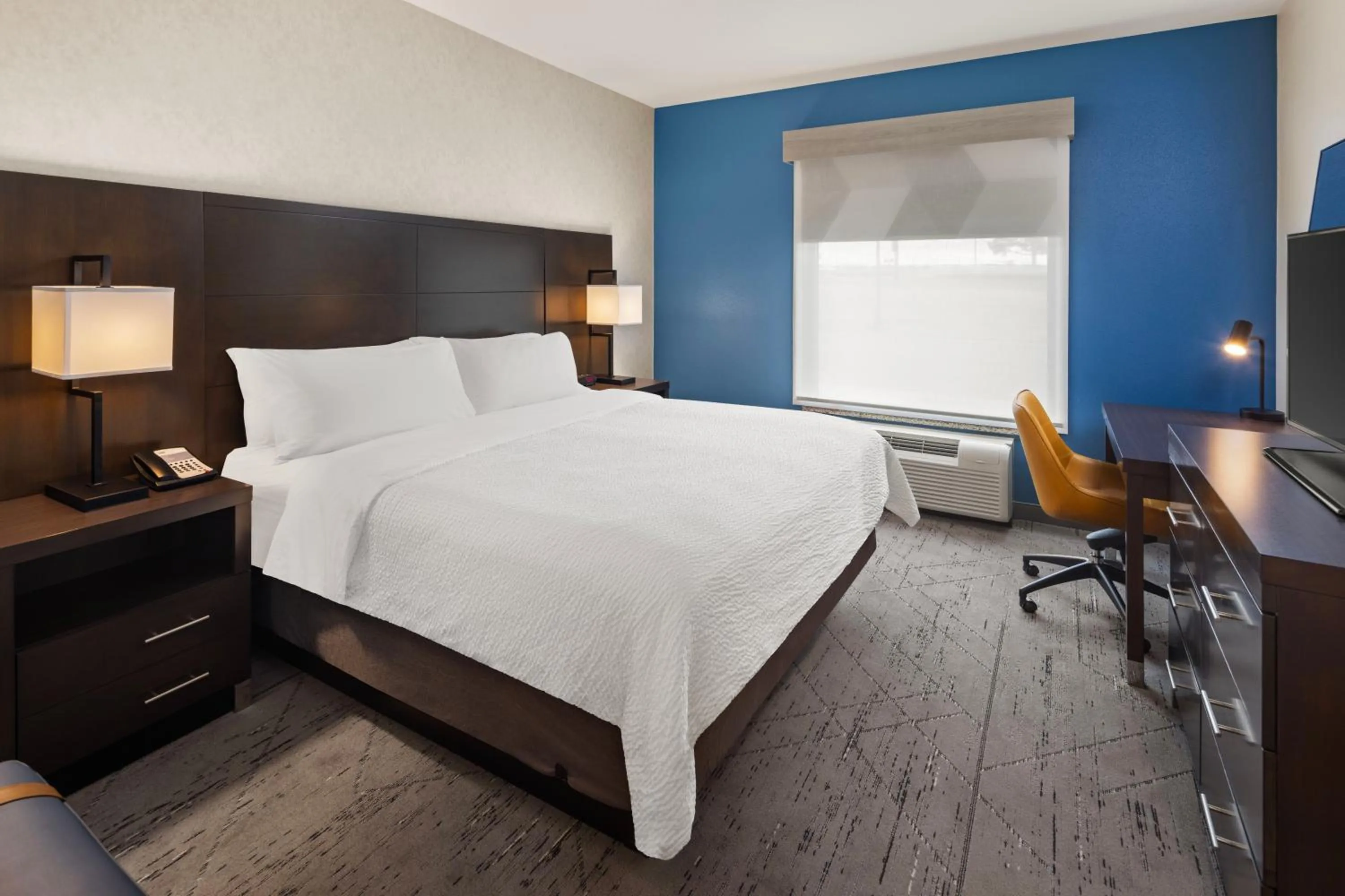 Bed in Holiday Inn Express Moline - Quad Cities Area by IHG