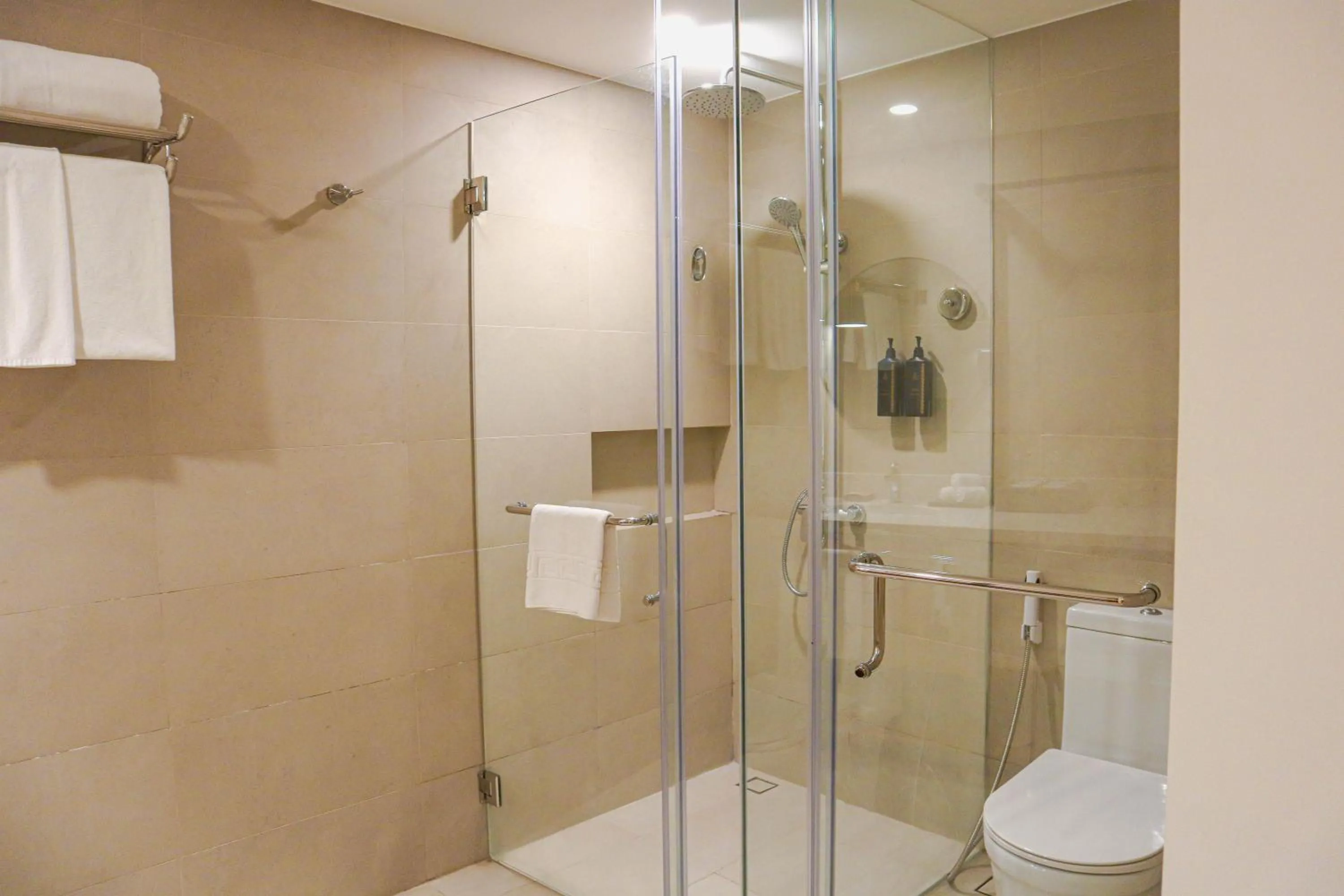Shower in Mandarin Nest Boracay