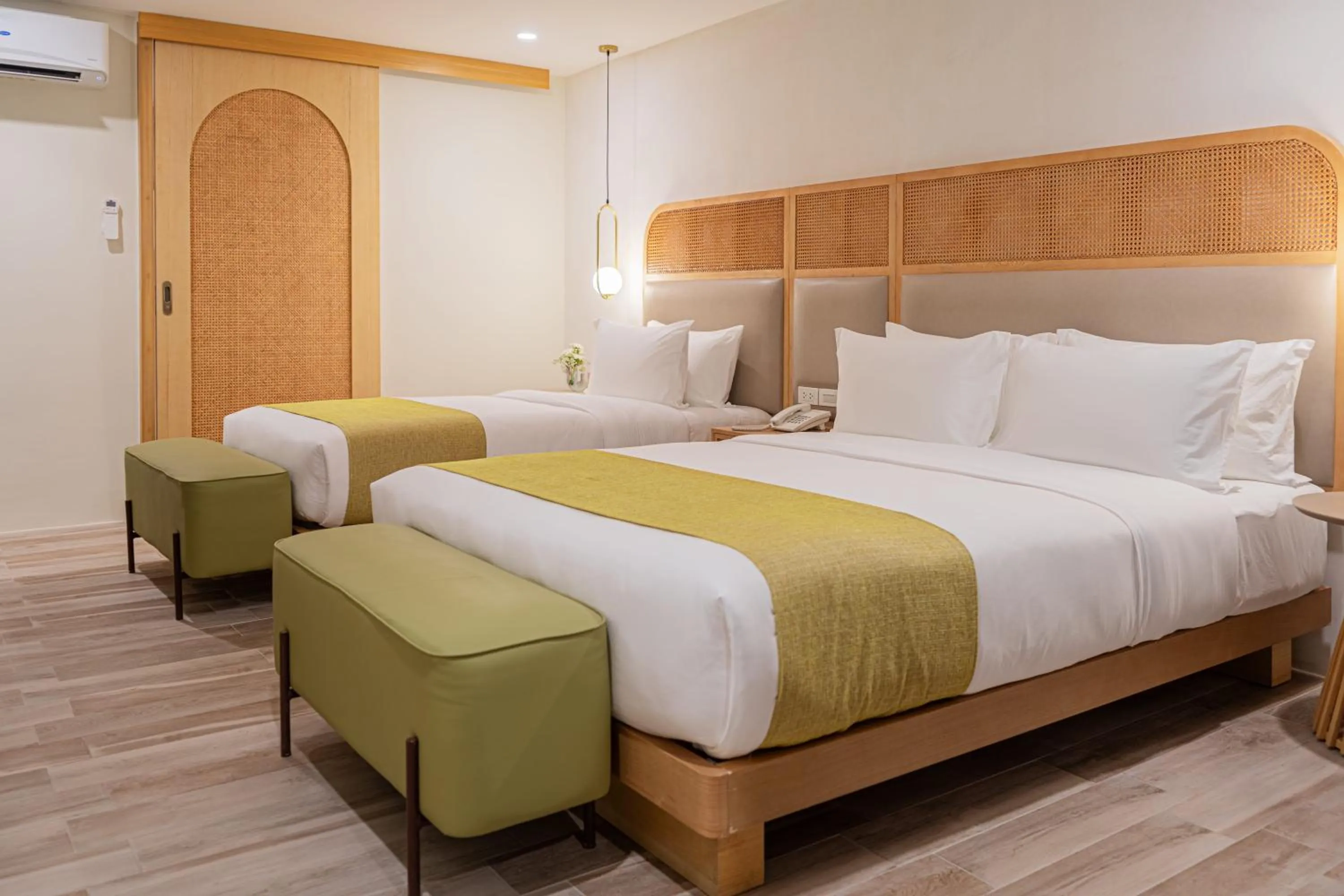 Photo of the whole room, Bed in Mandarin Nest Boracay