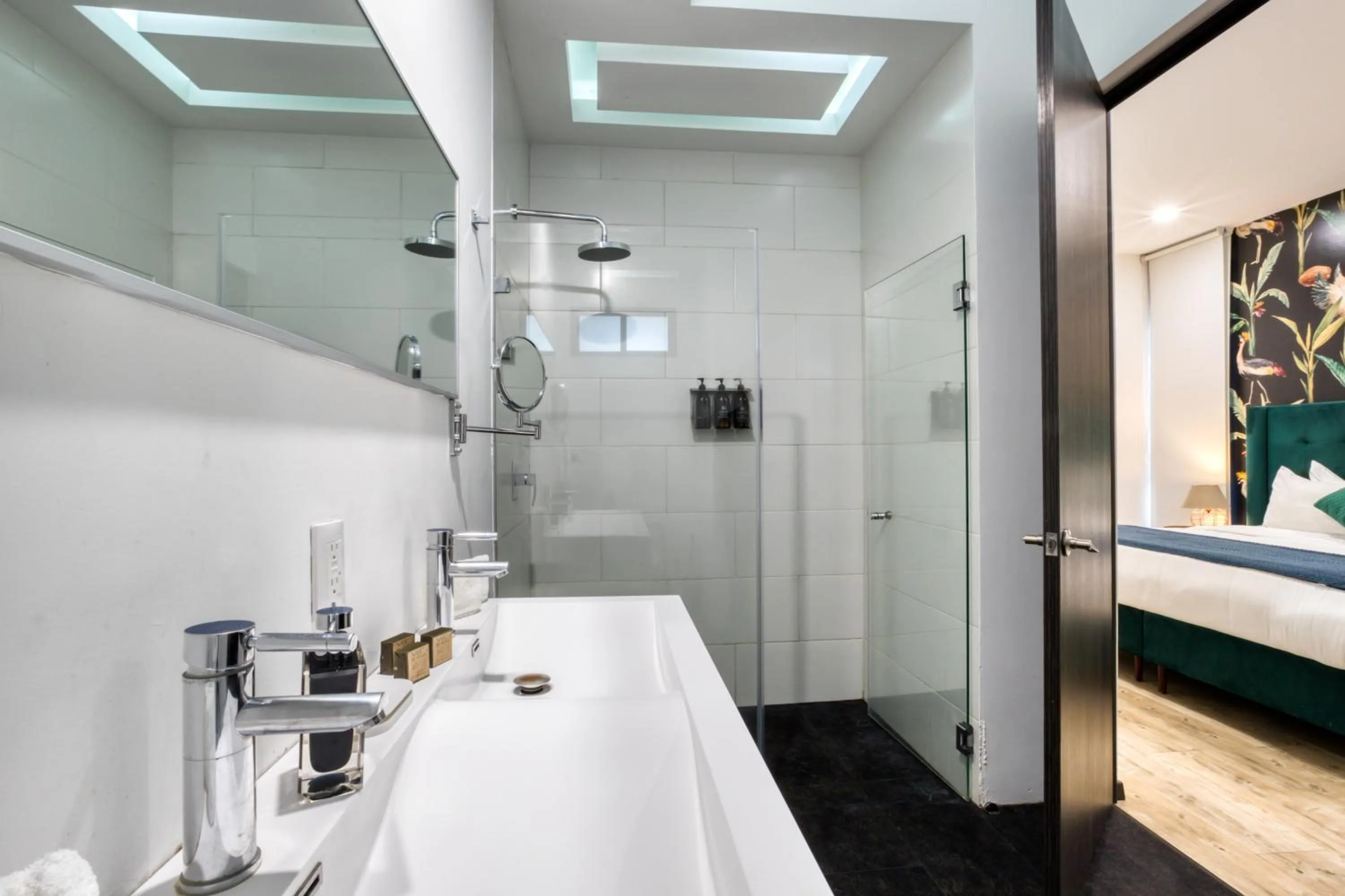 Shower, Bed in MEDELLIN by Mr W