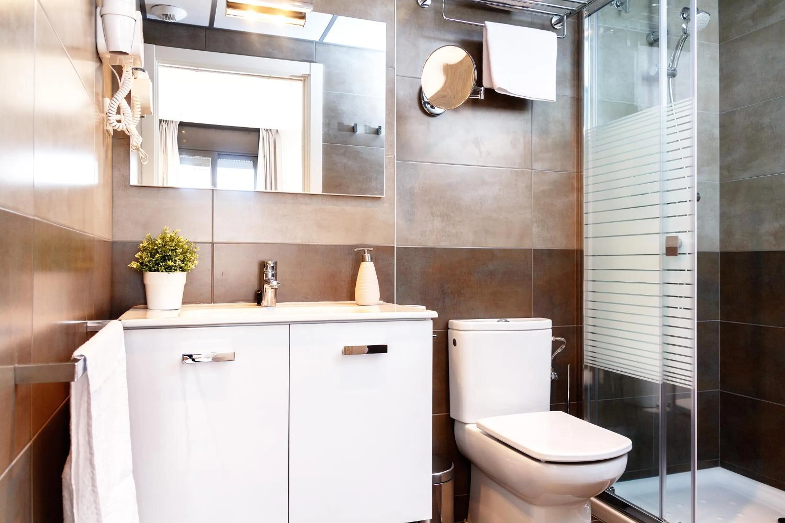 Toilet in Feelathome Plaza Apartments