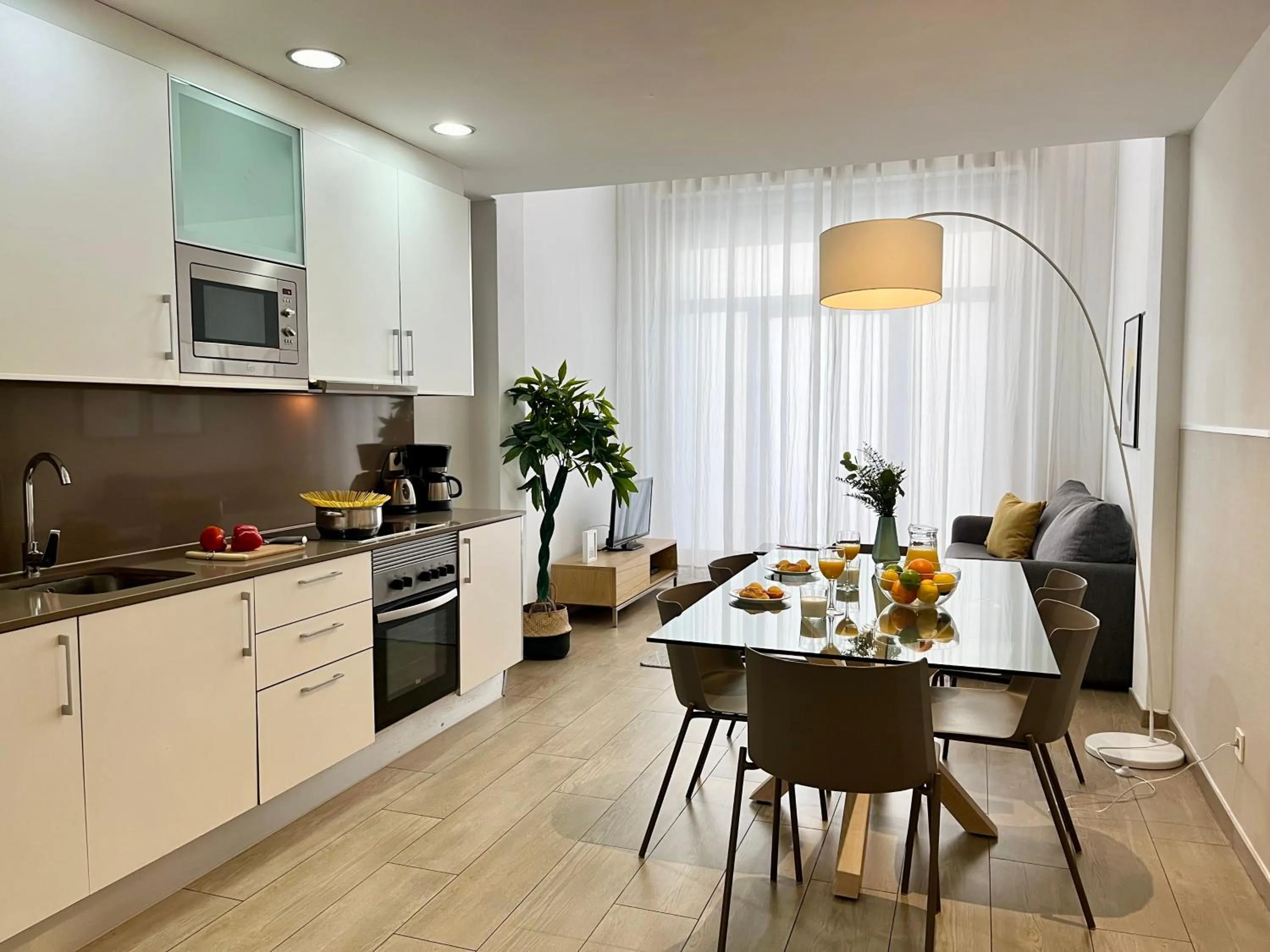 Dining area in Feelathome Plaza Apartments