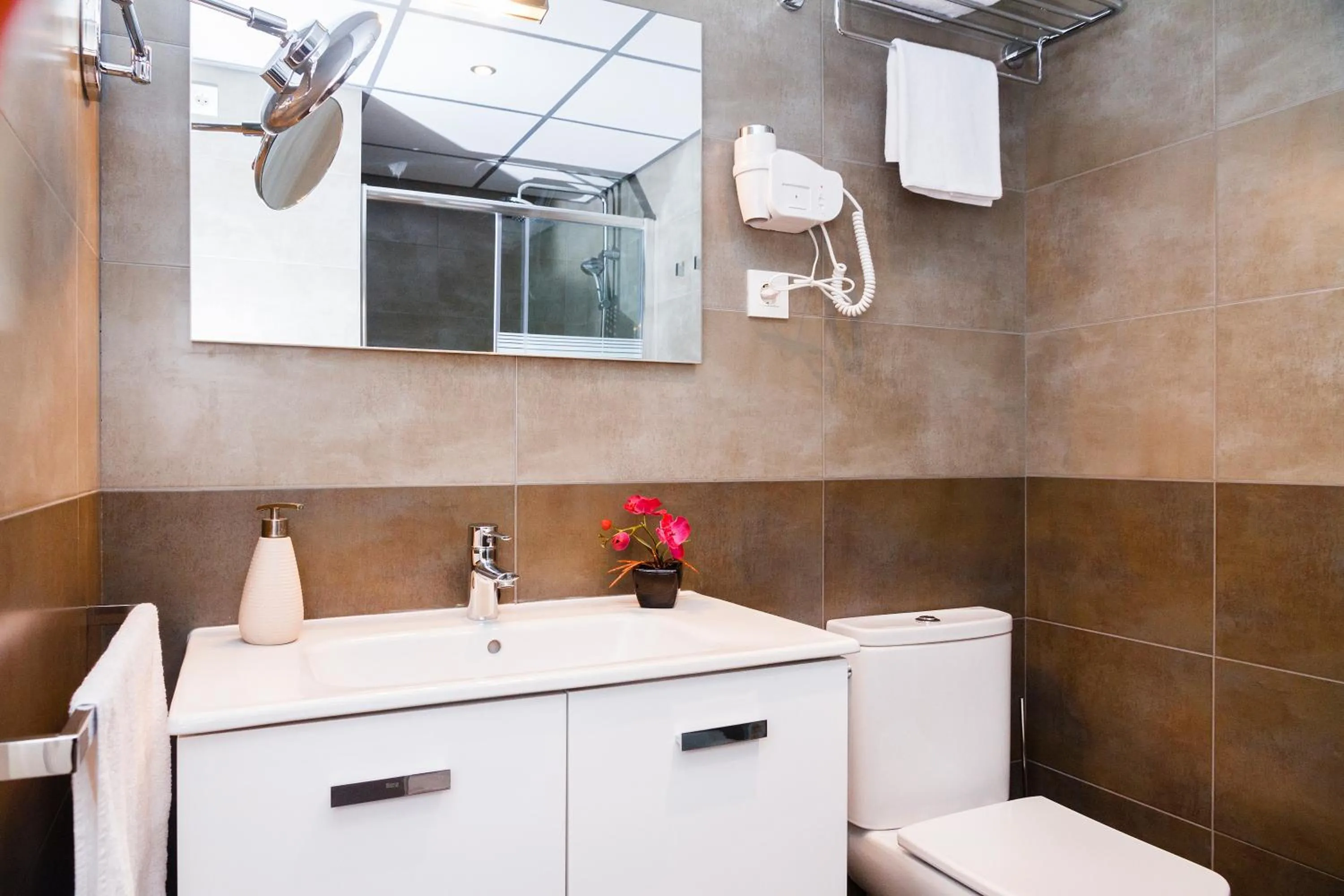 Toilet in Feelathome Plaza Apartments