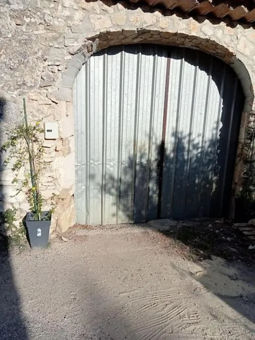 Facade/entrance in L atelier de RAYMOND